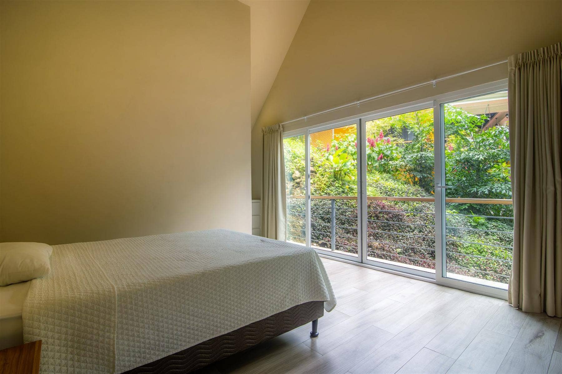 Two Bedroom Contemporary Designed House — photo 17 of 19