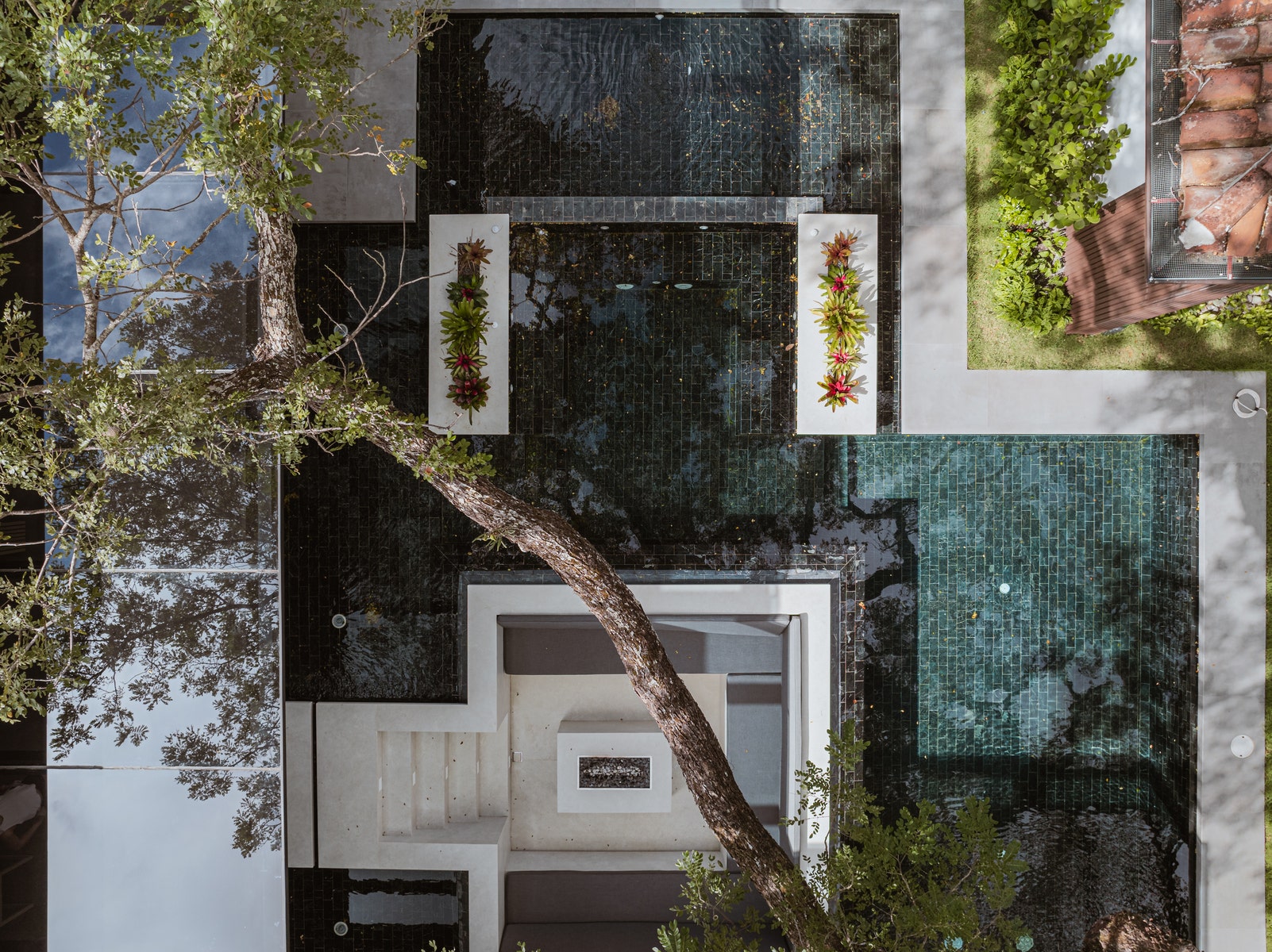 Modern Home with Guest Villa — foto 3 de 19