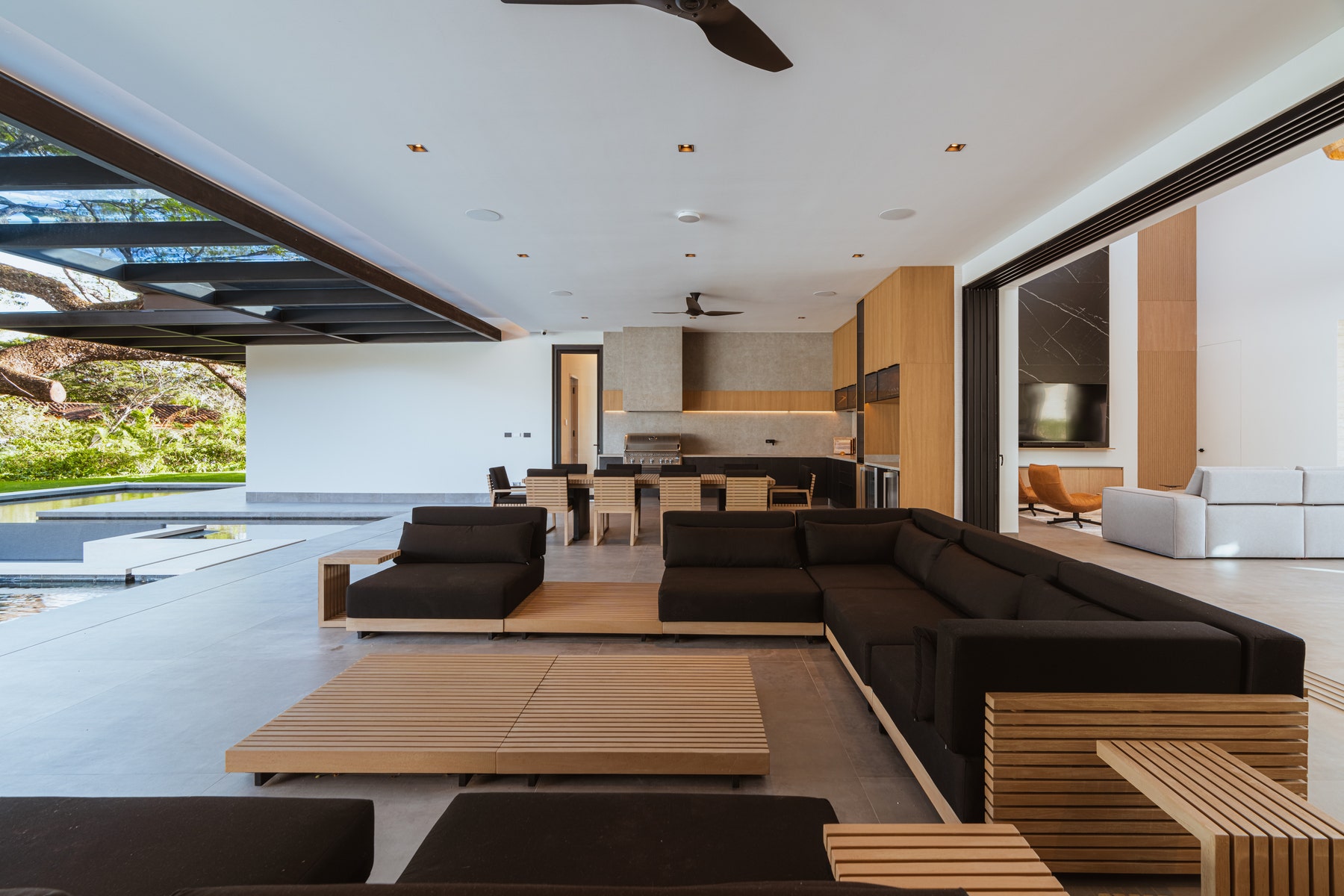Modern Home with Guest Villa — foto 13 de 19