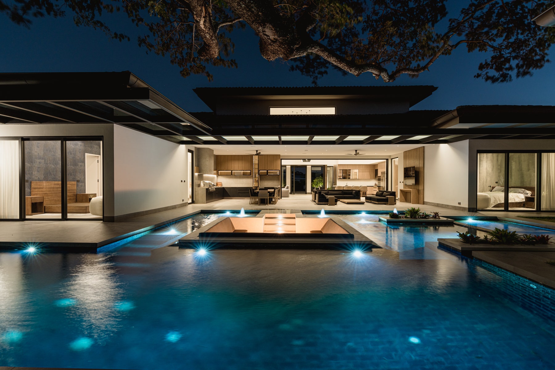 Modern Home with Guest Villa — foto 4 de 19