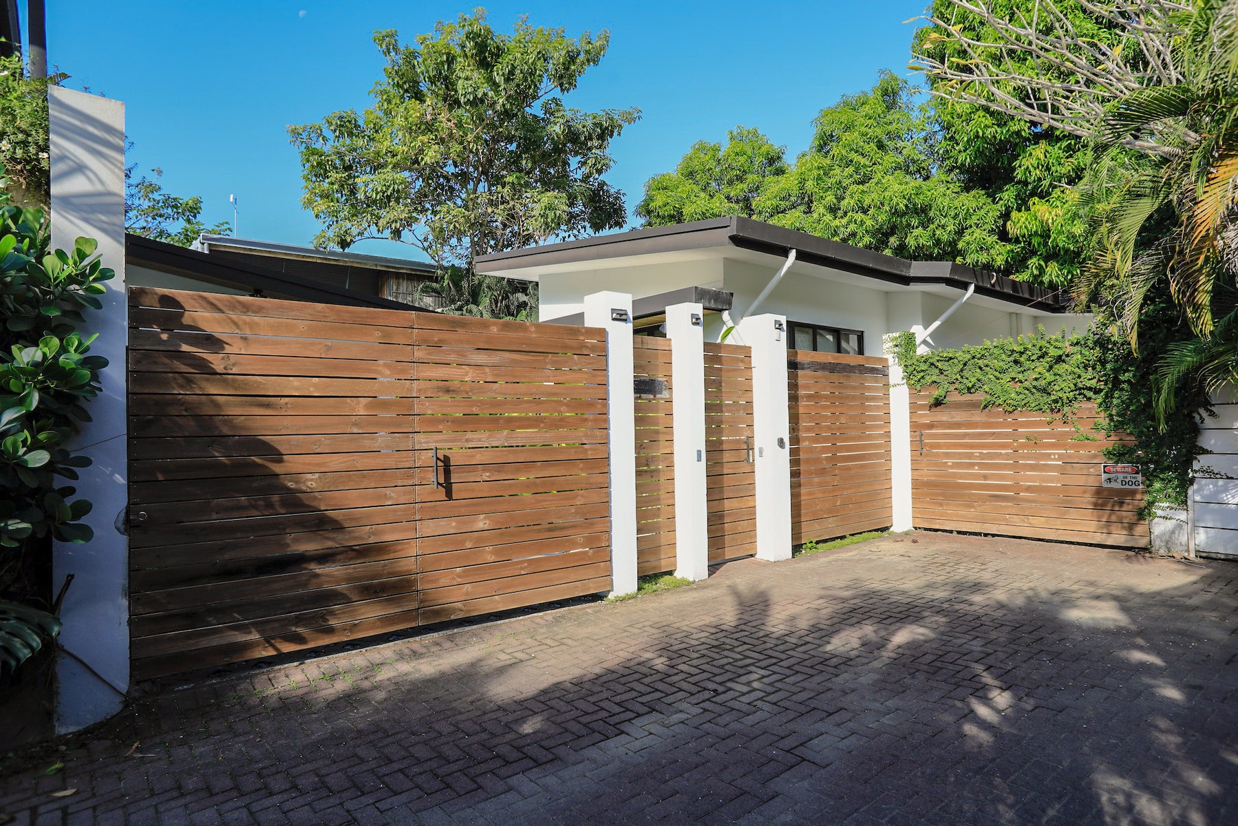Tropical Modern Home Steps to the Surf — photo 14 of 19