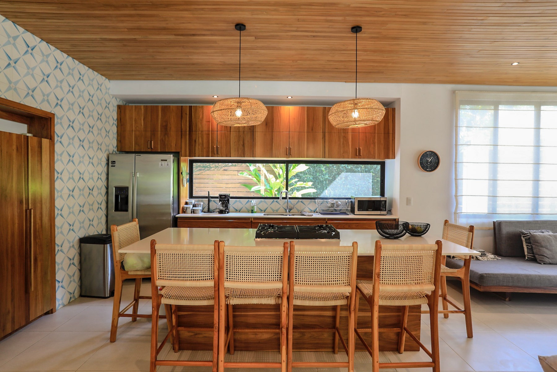Tropical Modern Home Steps to the Surf — photo 9 of 19