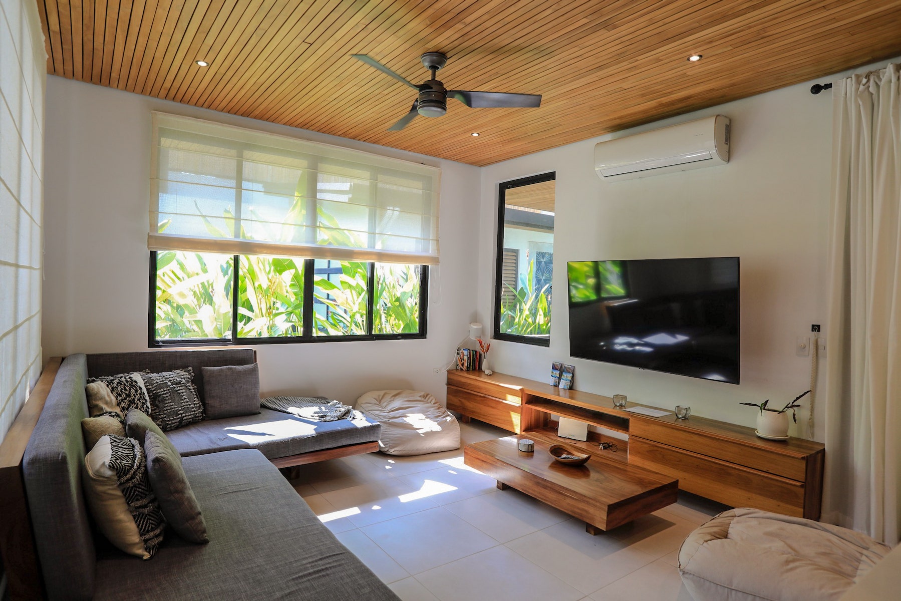 Tropical Modern Home Steps to the Surf — photo 8 of 19