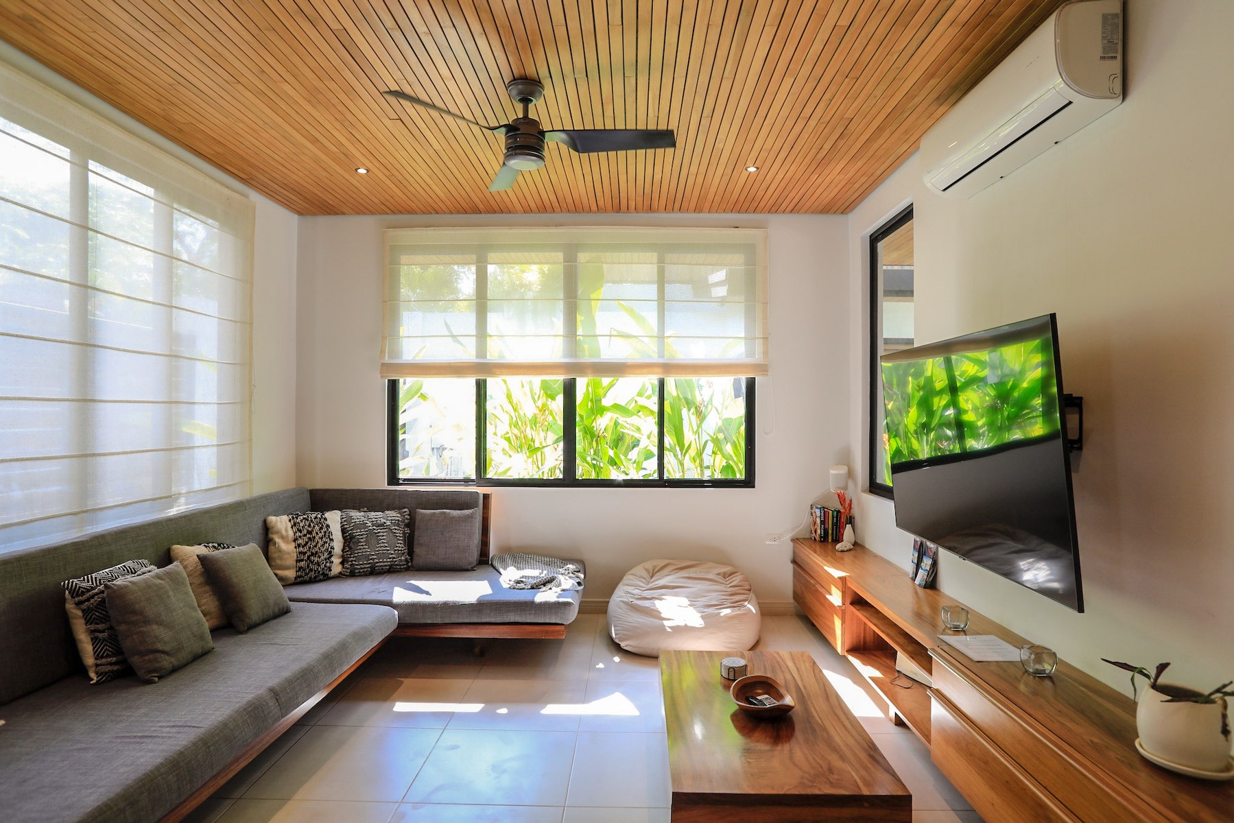 Tropical Modern Home Steps to the Surf — photo 13 of 19