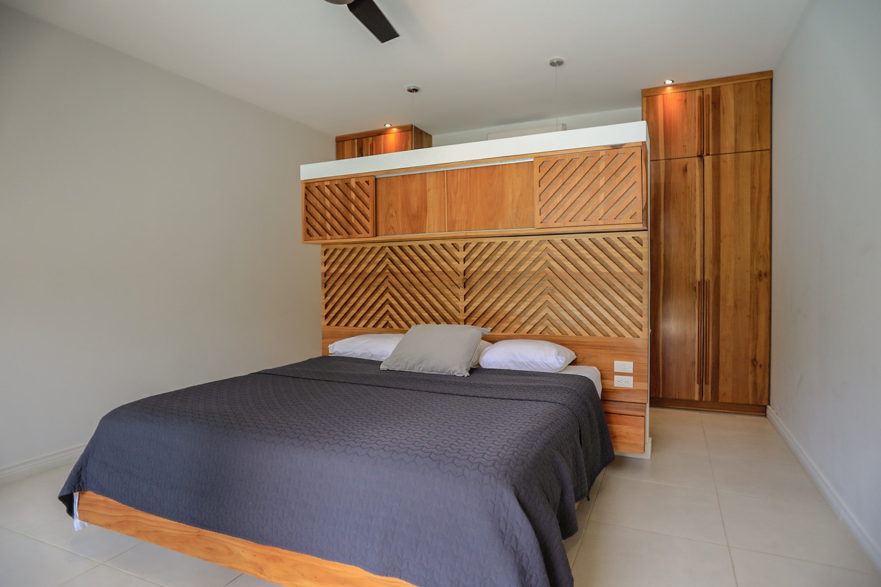 Tropical Modern Home Steps to the Surf — photo 10 of 19