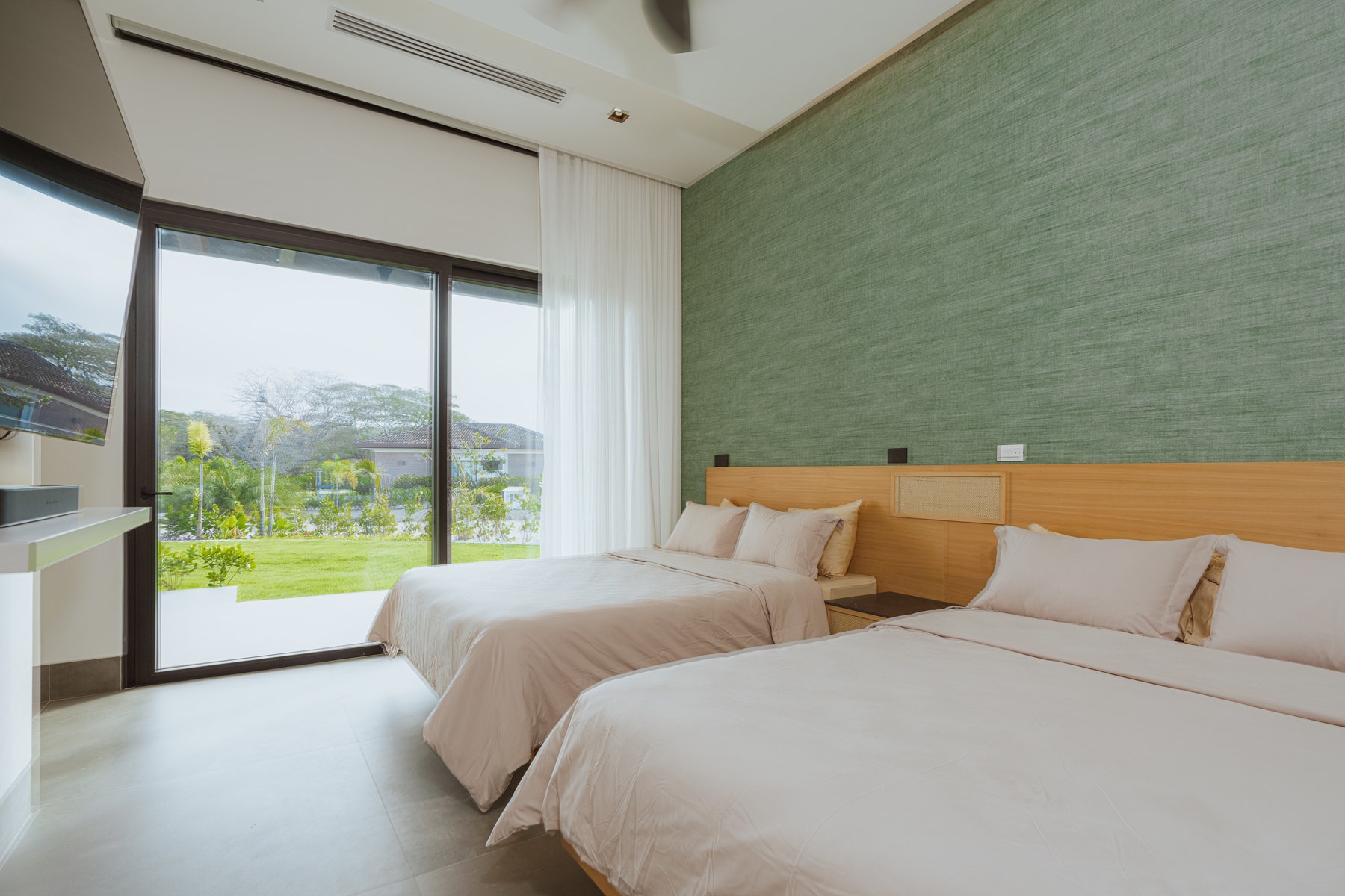 Modern Home with Guest Villa — foto 17 de 19