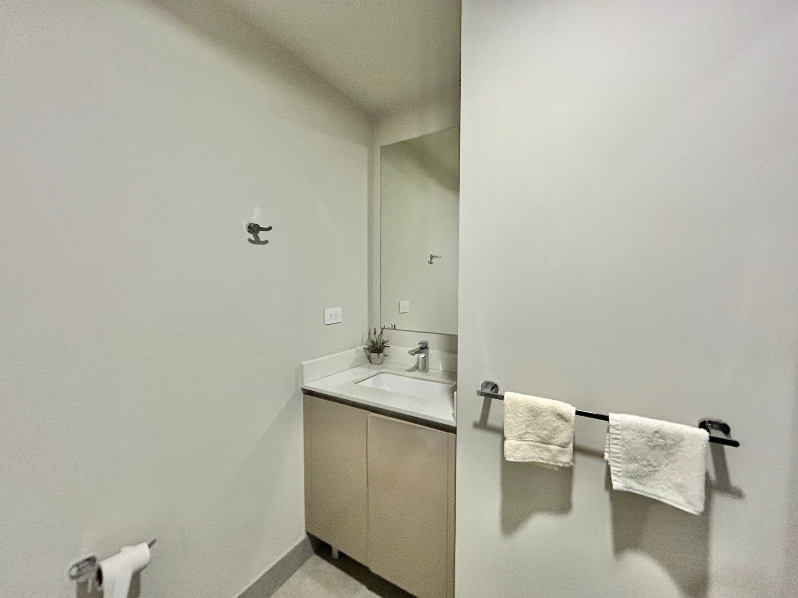 Stylish Modern Apartment — photo 10 of 19