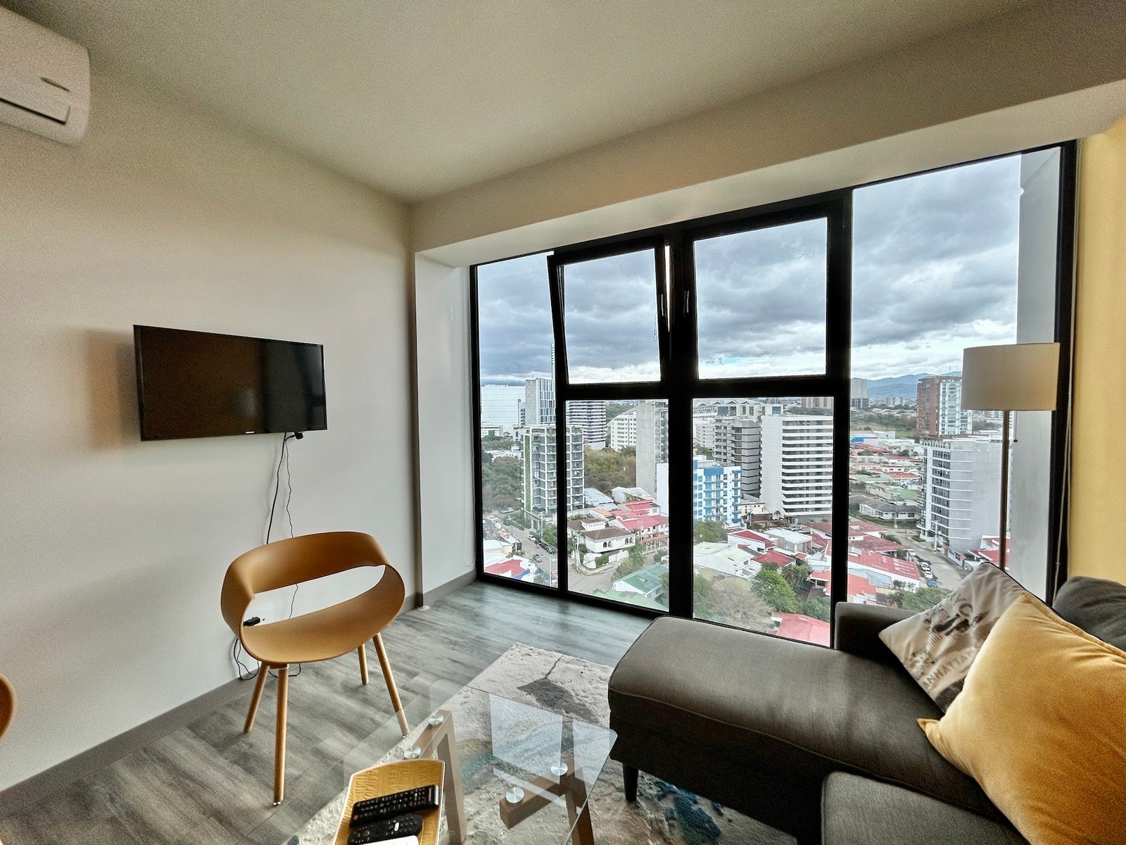 Stylish Modern Apartment — photo 11 of 19