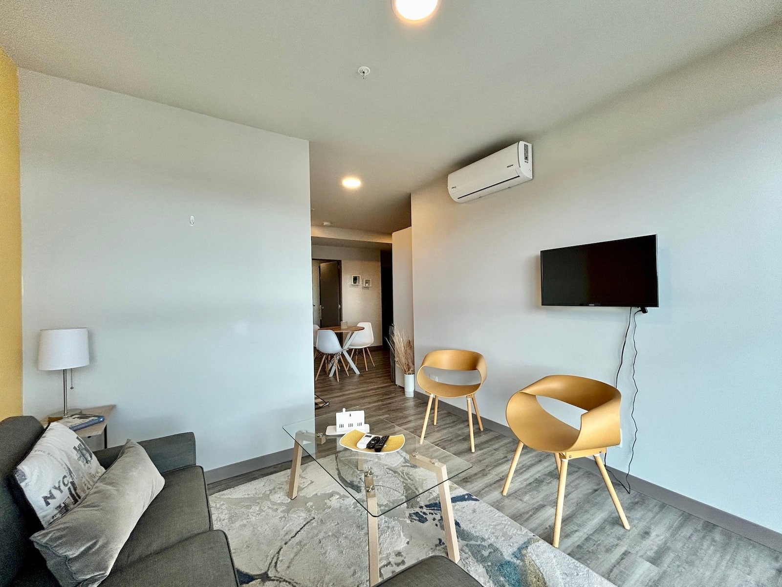 Stylish Modern Apartment — photo 13 of 19