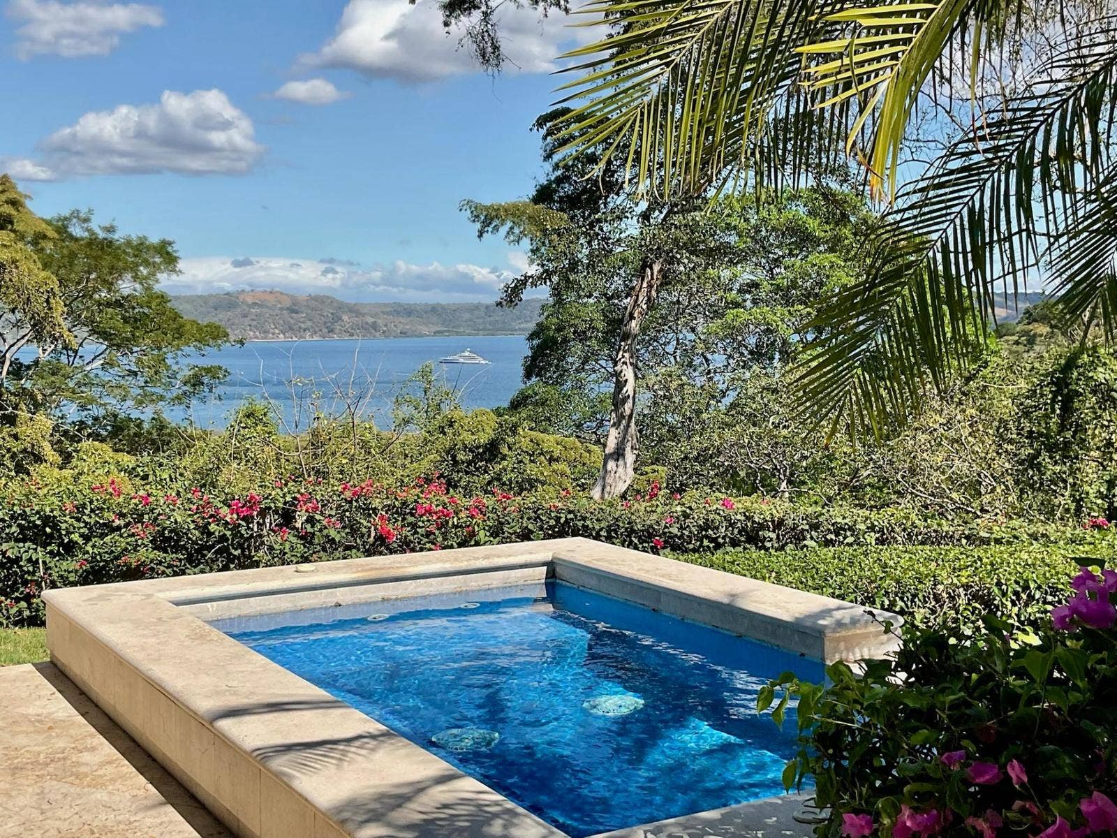 Modern house with pool and beautiful ocean views — photo 7 of 19