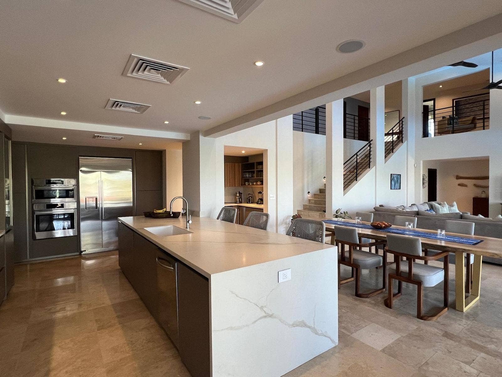 Modern house with pool and beautiful ocean views — photo 11 of 19