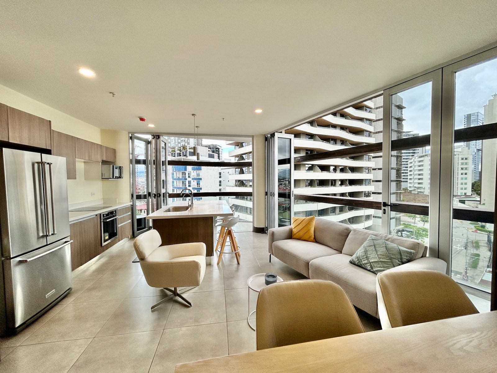 Apartment With Wrap Around Balcony — photo 3 of 19