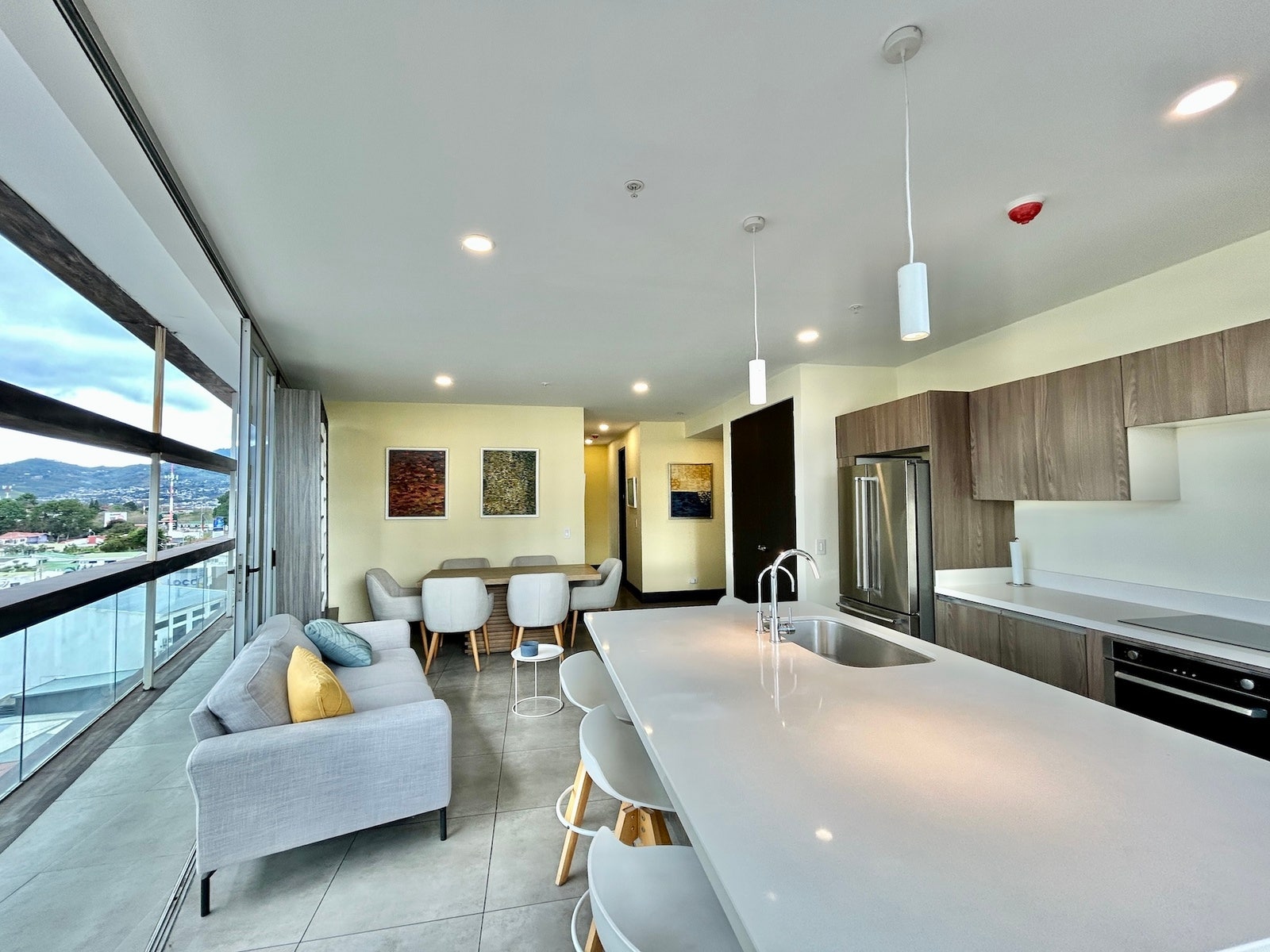 Apartment With Wrap Around Balcony — photo 7 of 19