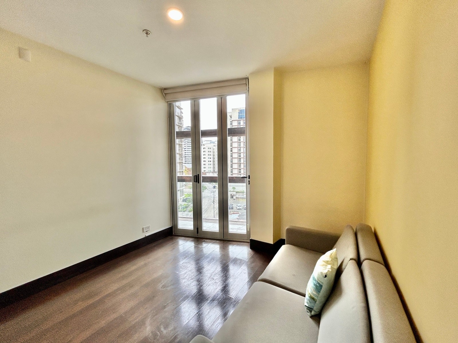 Apartment With Wrap Around Balcony — photo 12 of 19