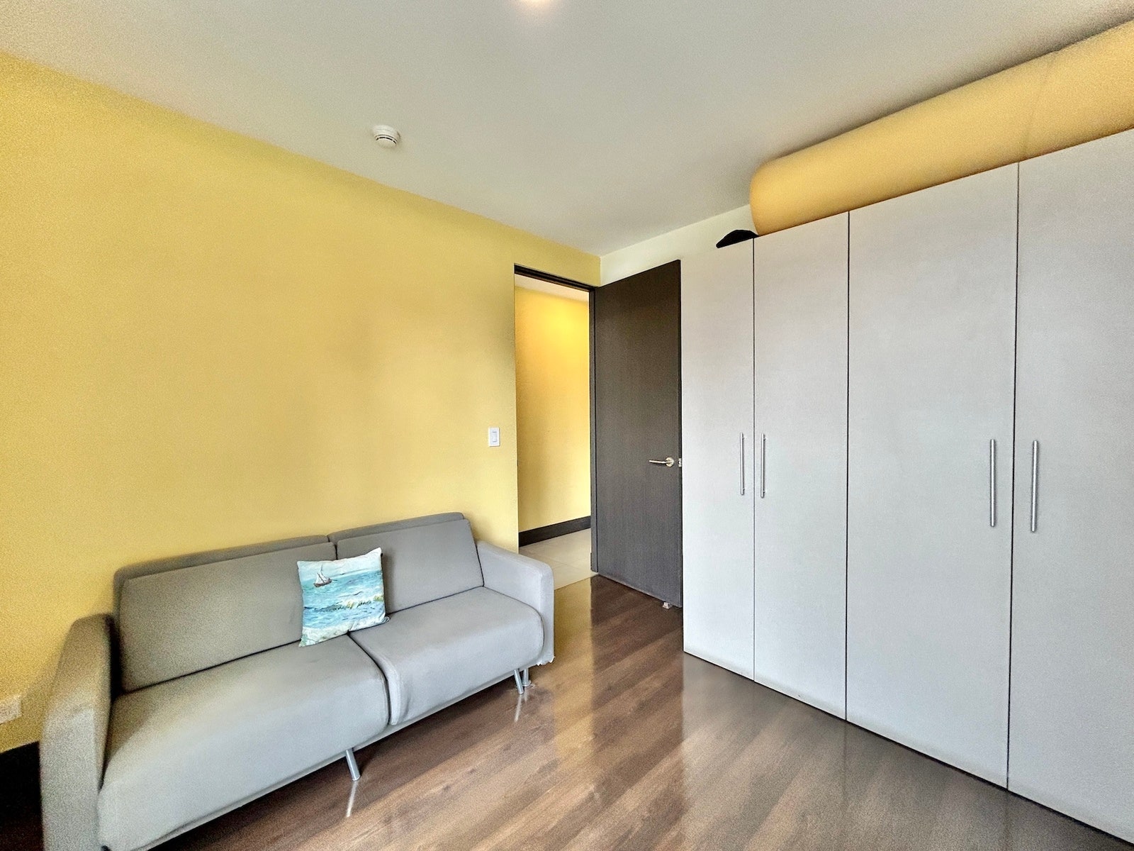 Apartment With Wrap Around Balcony — photo 13 of 19