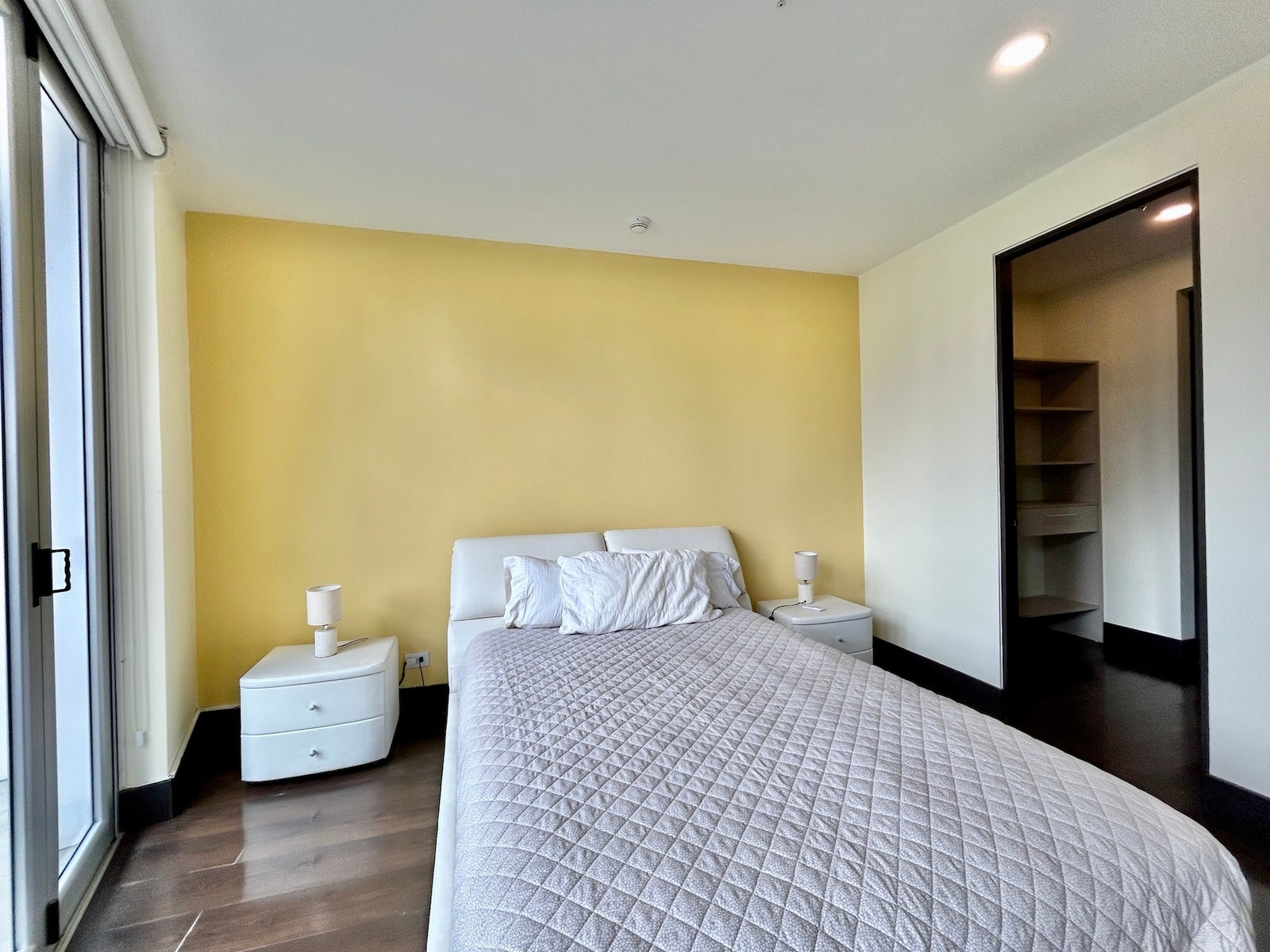 Apartment With Wrap Around Balcony — photo 15 of 19