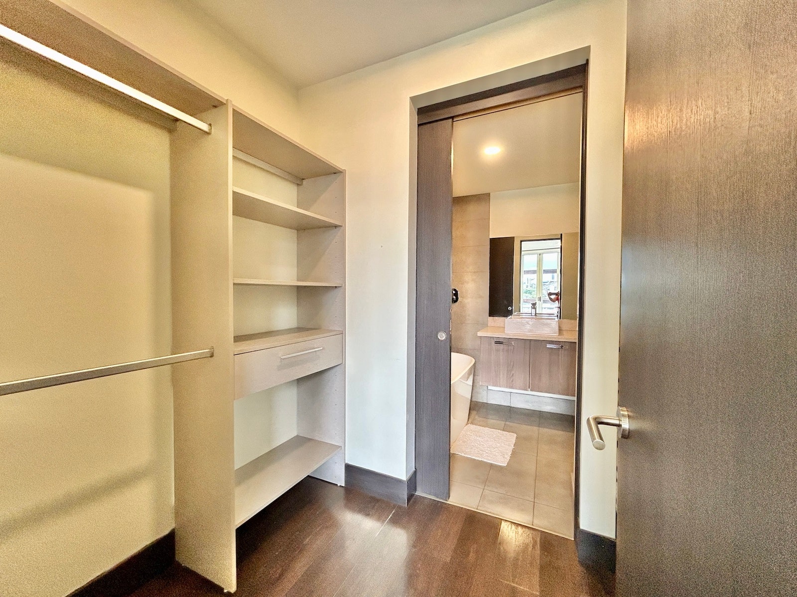 Apartment With Wrap Around Balcony — photo 16 of 19