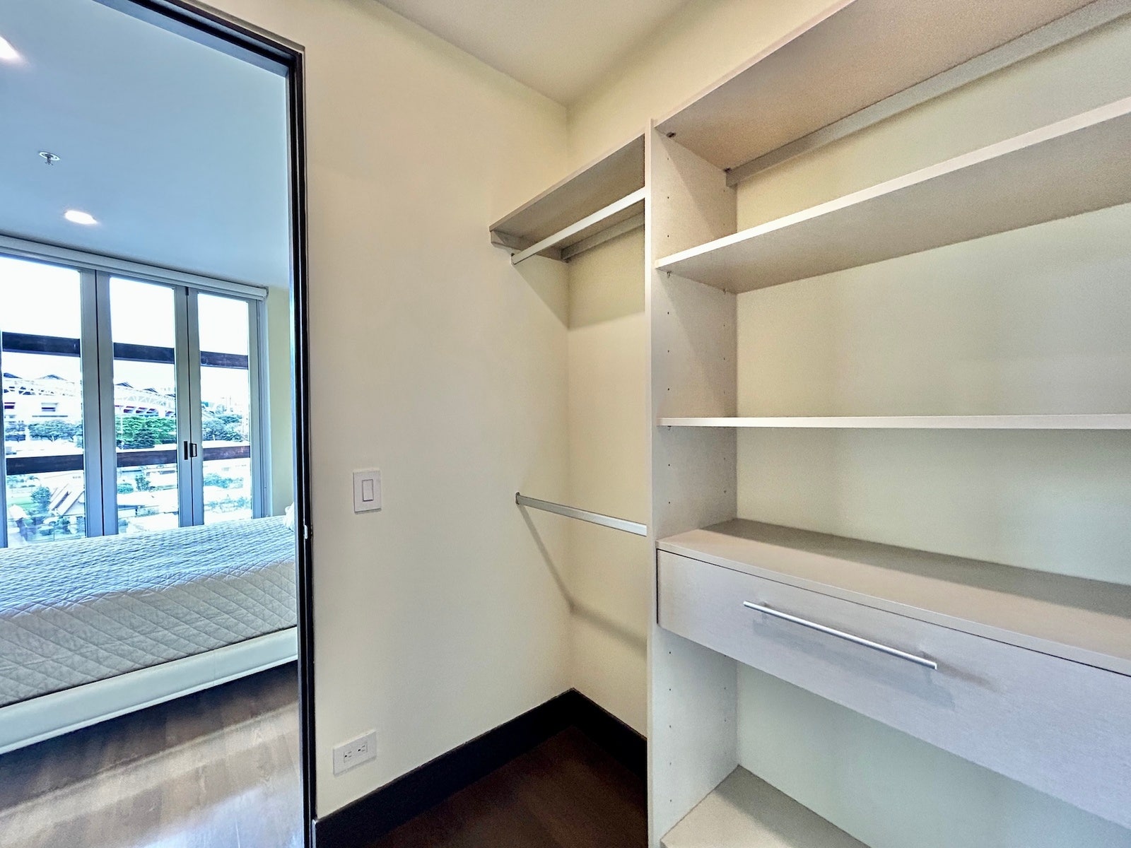 Apartment With Wrap Around Balcony — photo 17 of 19