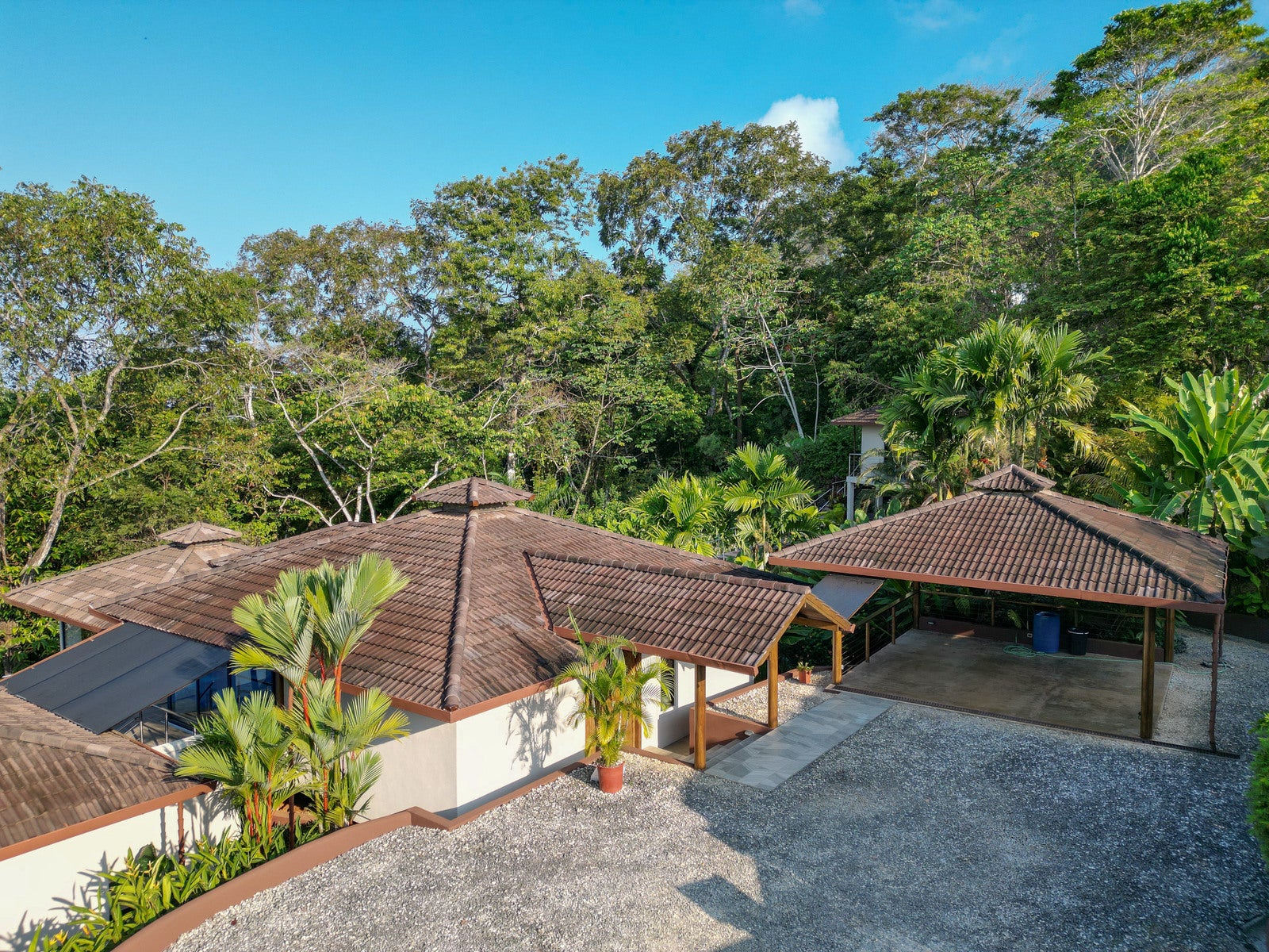 Lavish Estate With Ocean Views — photo 18 of 19