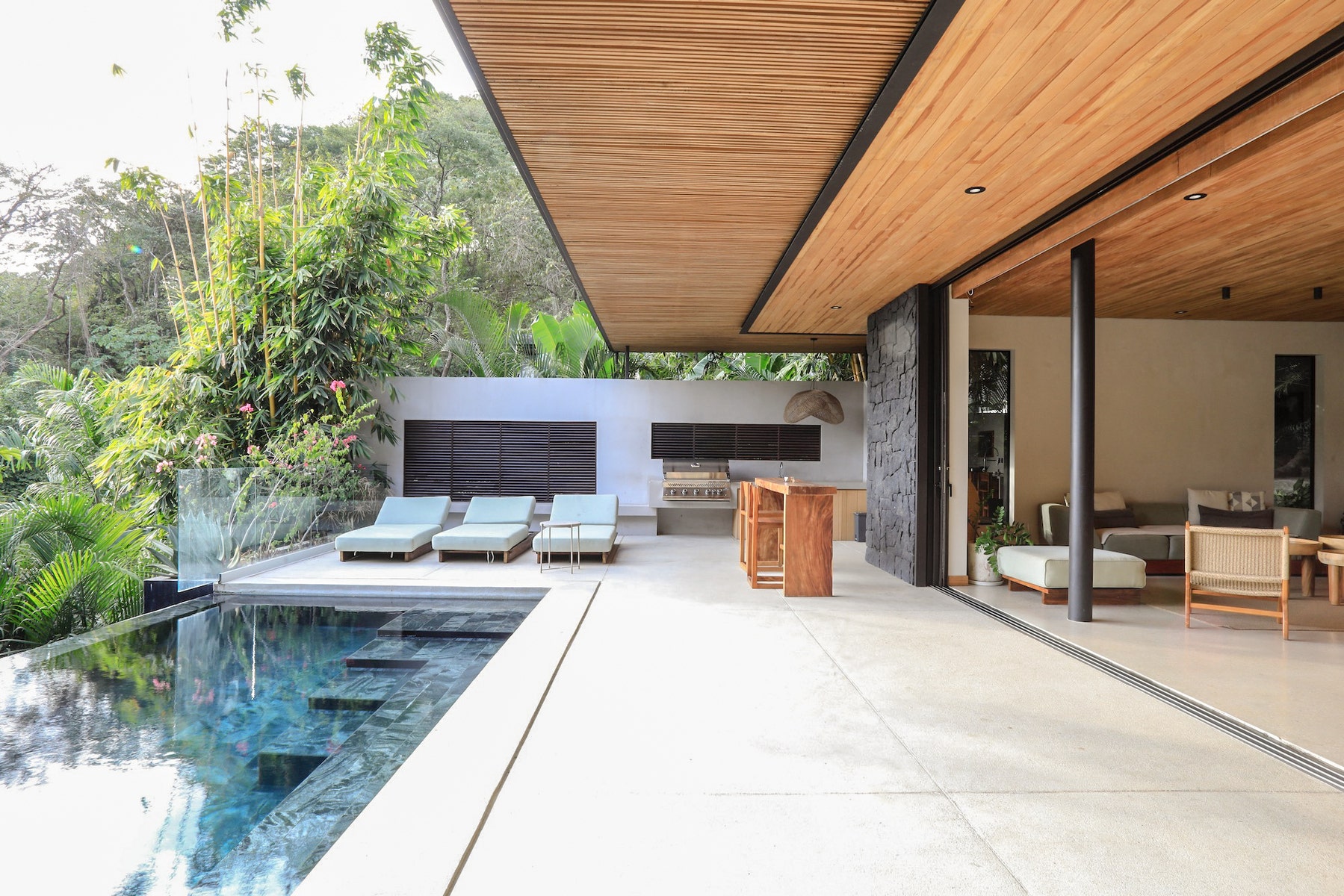 Contemporary Villa and Guest house with Expansive Ocean Views — photo 6 of 19