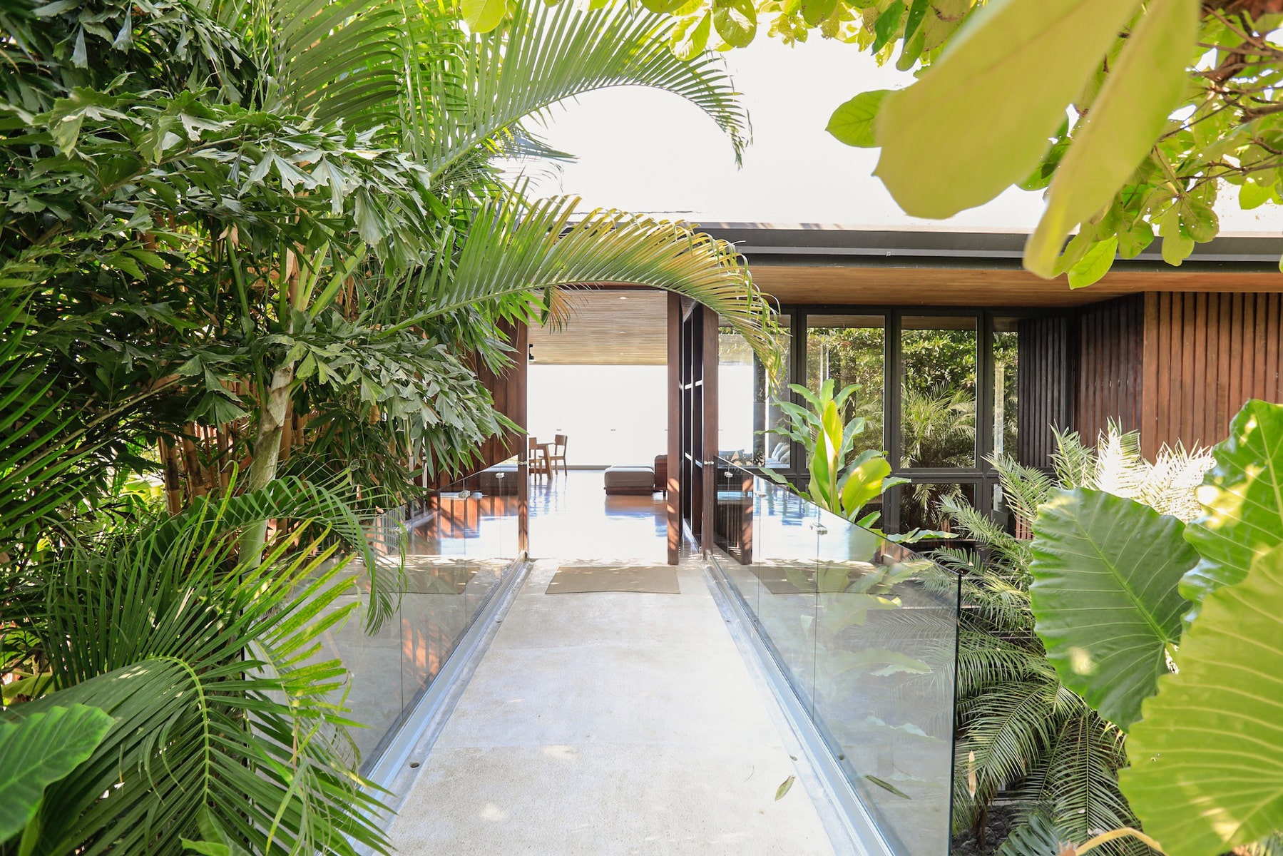 Contemporary Villa and Guest house with Expansive Ocean Views — photo 18 of 19