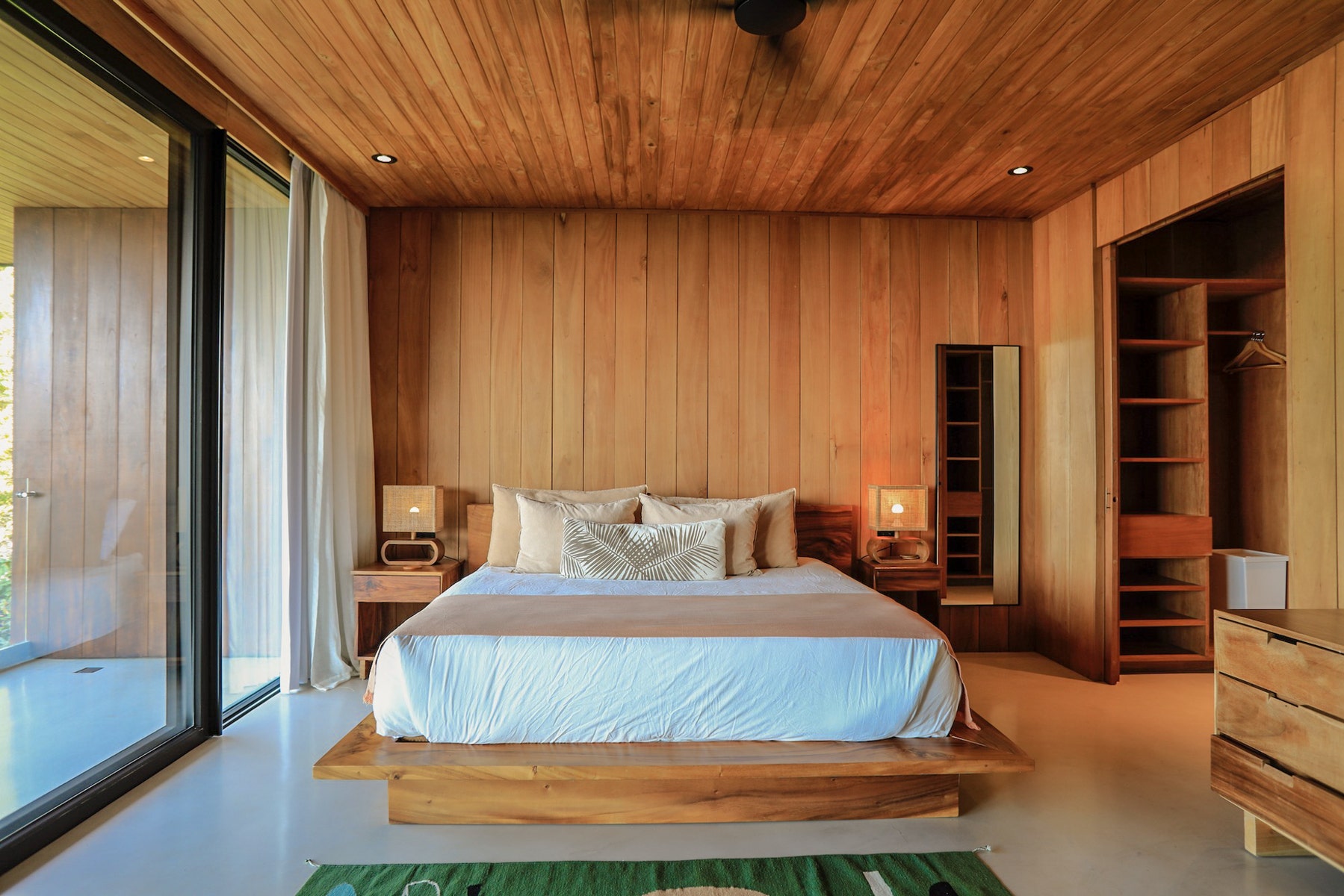 Contemporary Villa and Guest house with Expansive Ocean Views — photo 10 of 19
