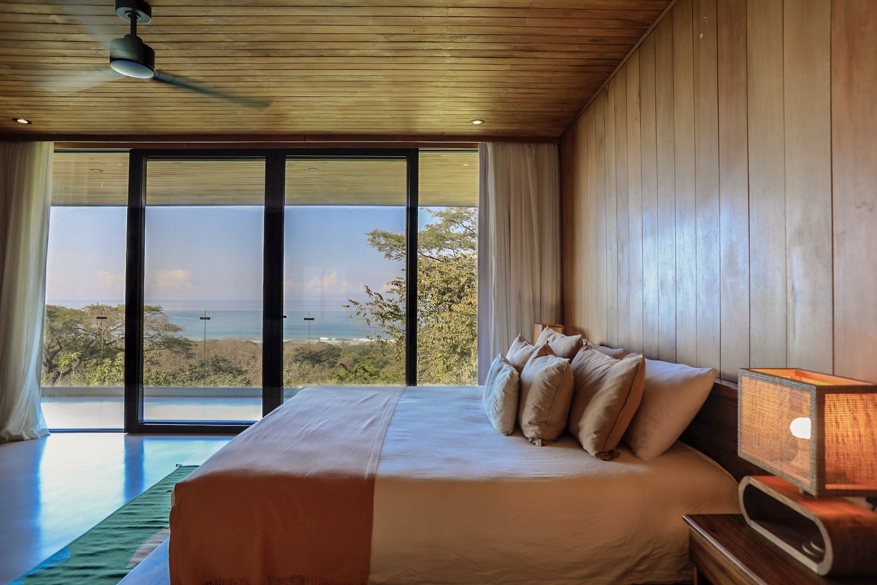 Contemporary Villa and Guest house with Expansive Ocean Views — photo 3 of 19