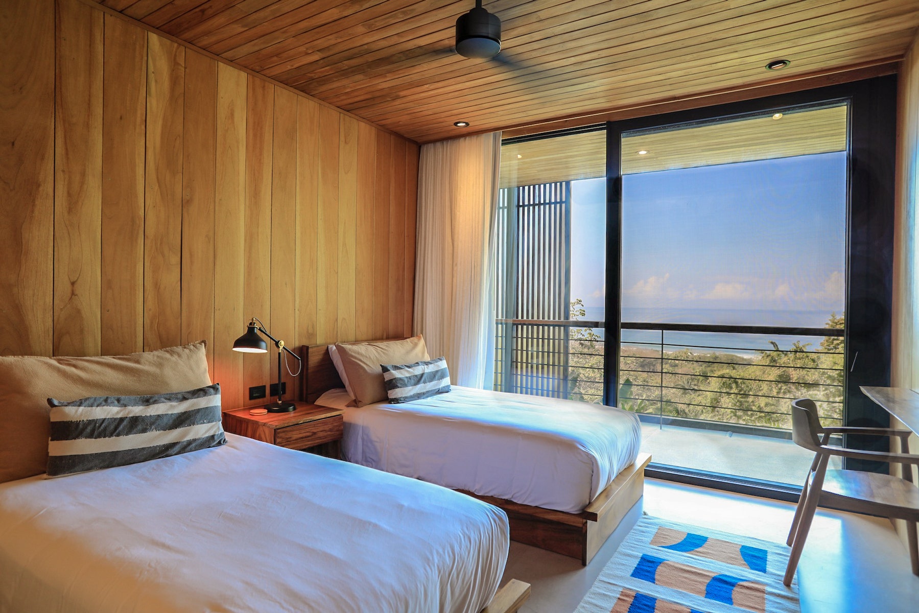 Contemporary Villa and Guest house with Expansive Ocean Views — photo 11 of 19