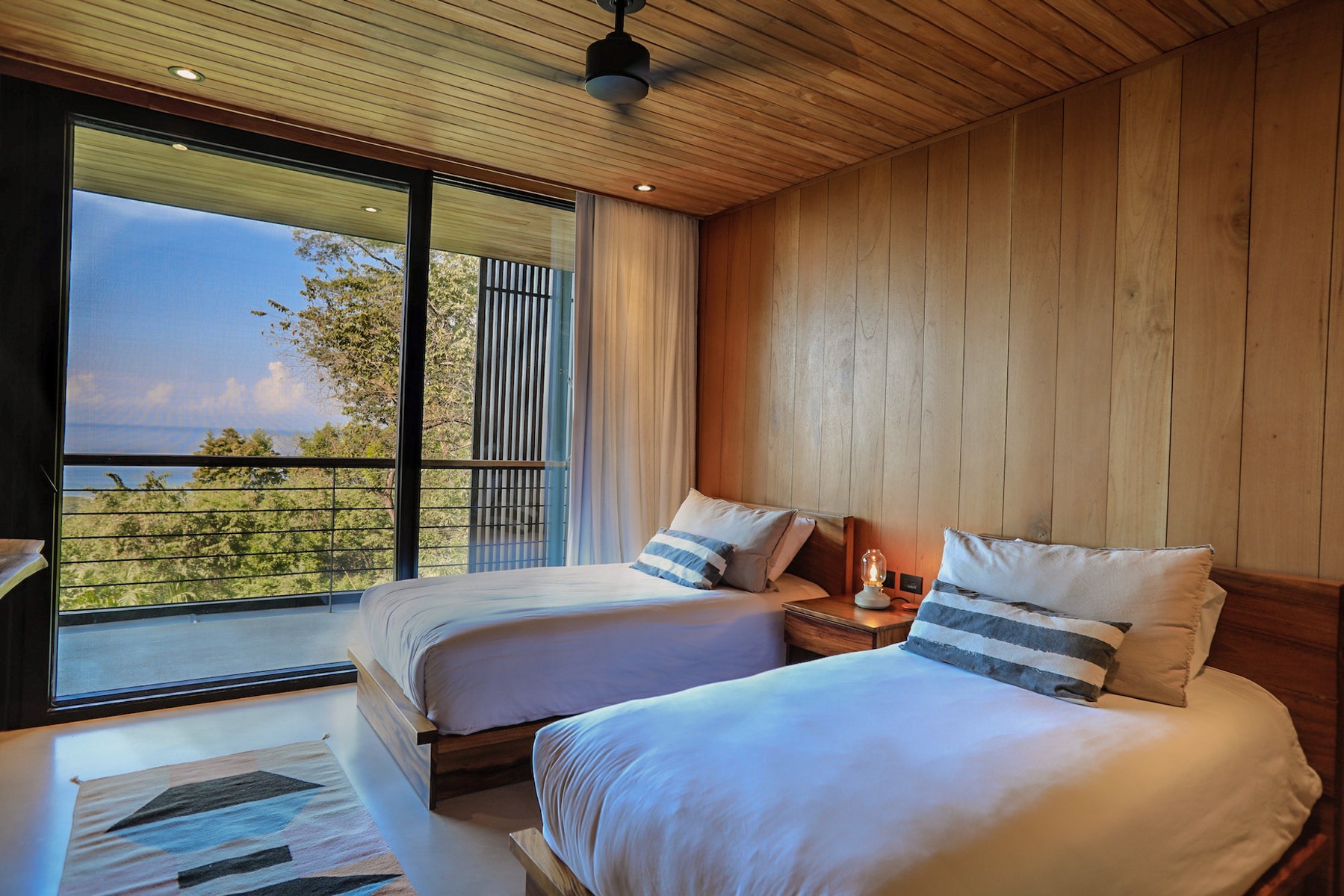 Contemporary Villa and Guest house with Expansive Ocean Views — photo 14 of 19