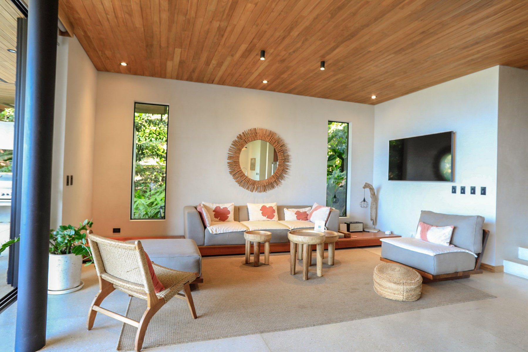 Contemporary Villa and Guest house with Expansive Ocean Views — photo 8 of 19