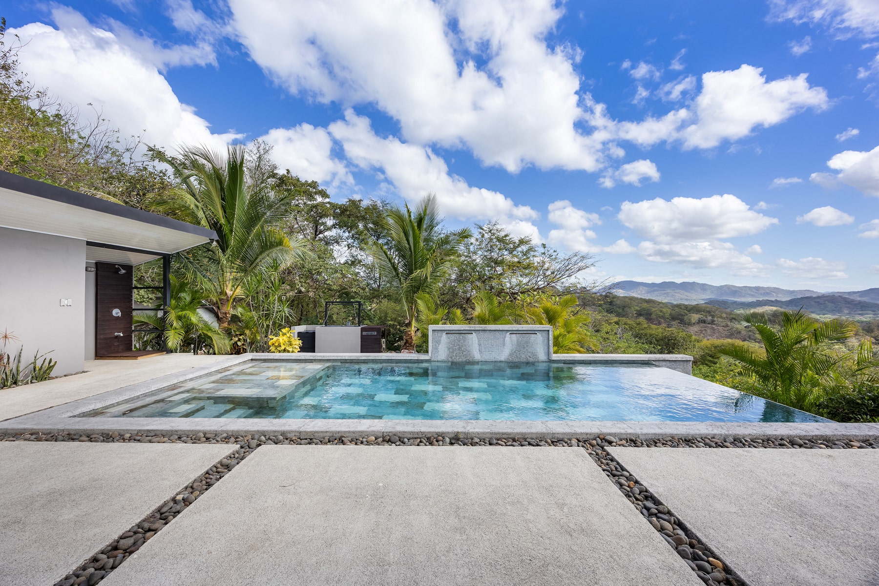 Beautiful modern house with pool — photo 2 of 19