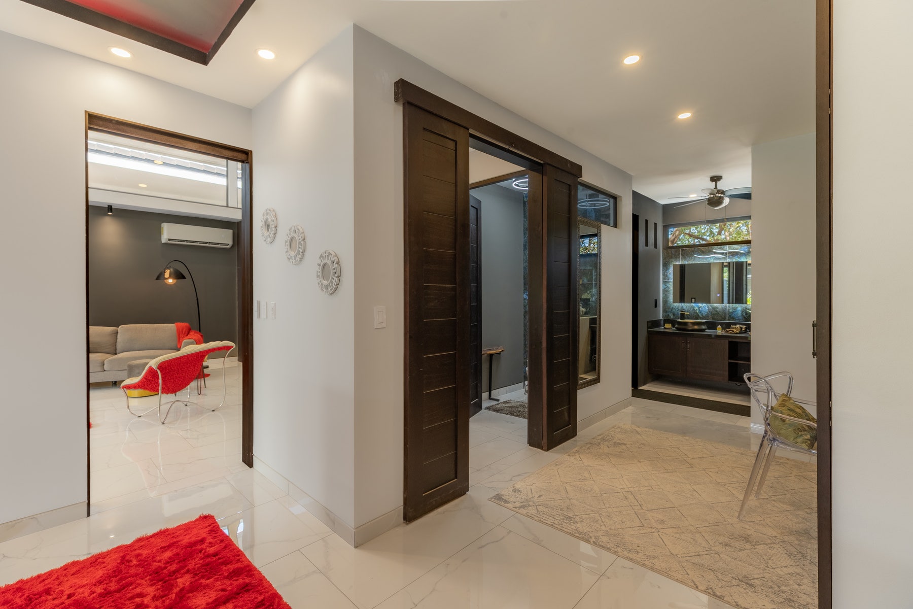 Brand New Luxury Modern Tropical Home — photo 13 of 19