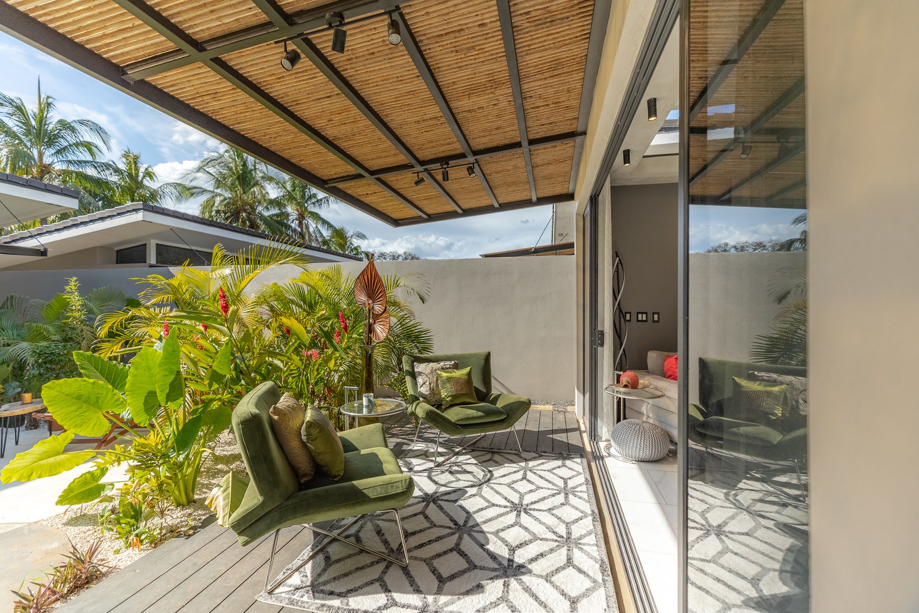 Brand New Luxury Modern Tropical Home — photo 11 of 19