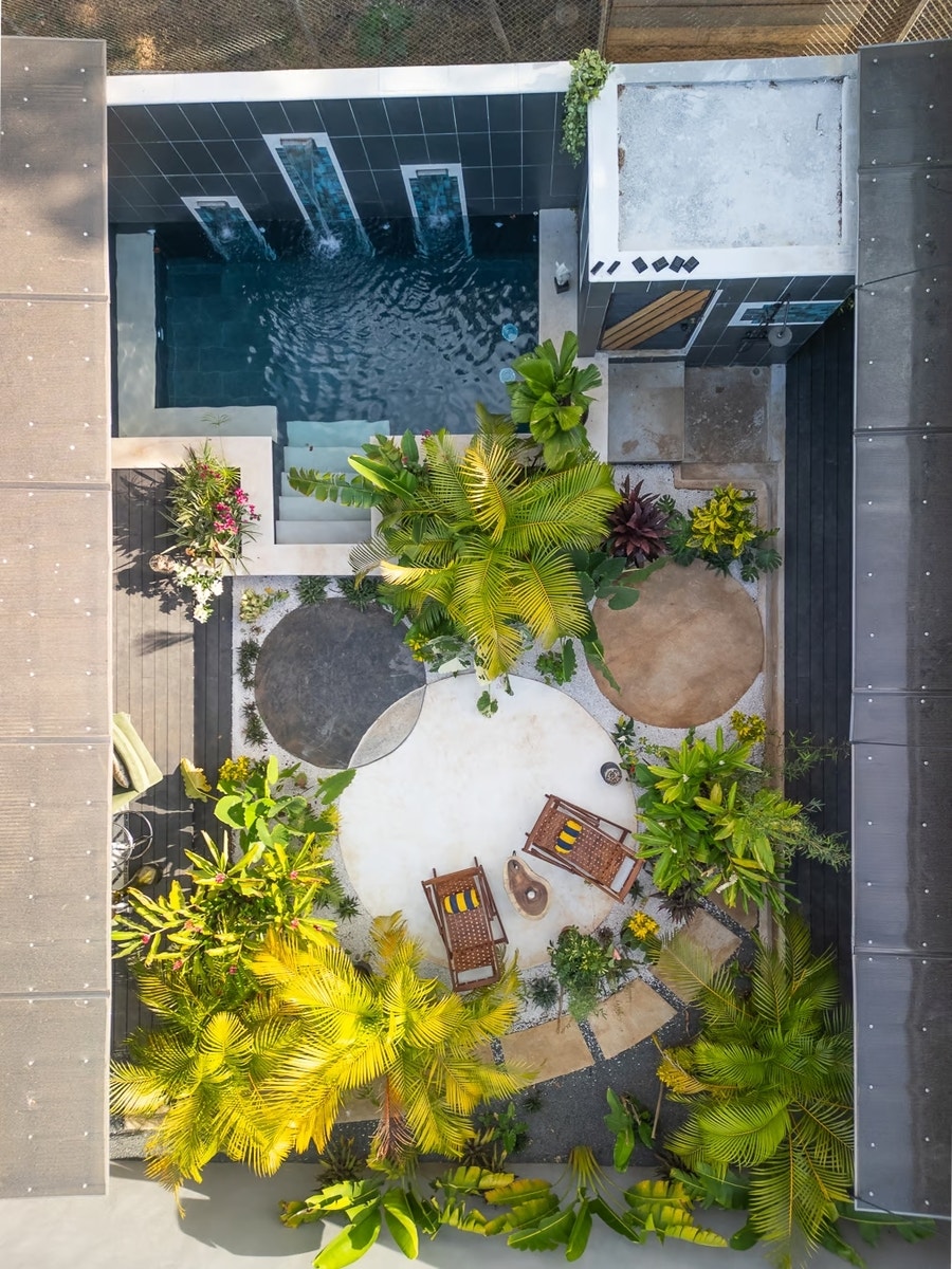 Brand New Luxury Modern Tropical Home — photo 14 of 19