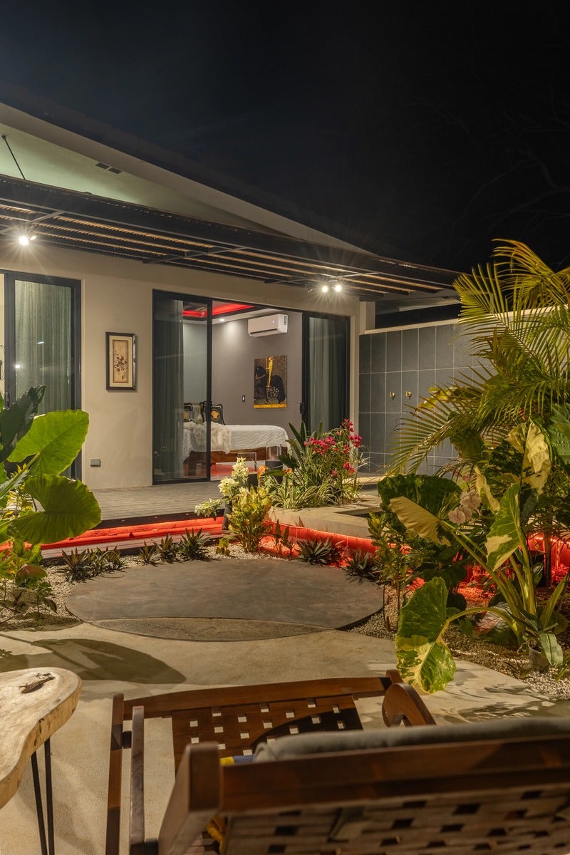 Brand New Luxury Modern Tropical Home — photo 16 of 19