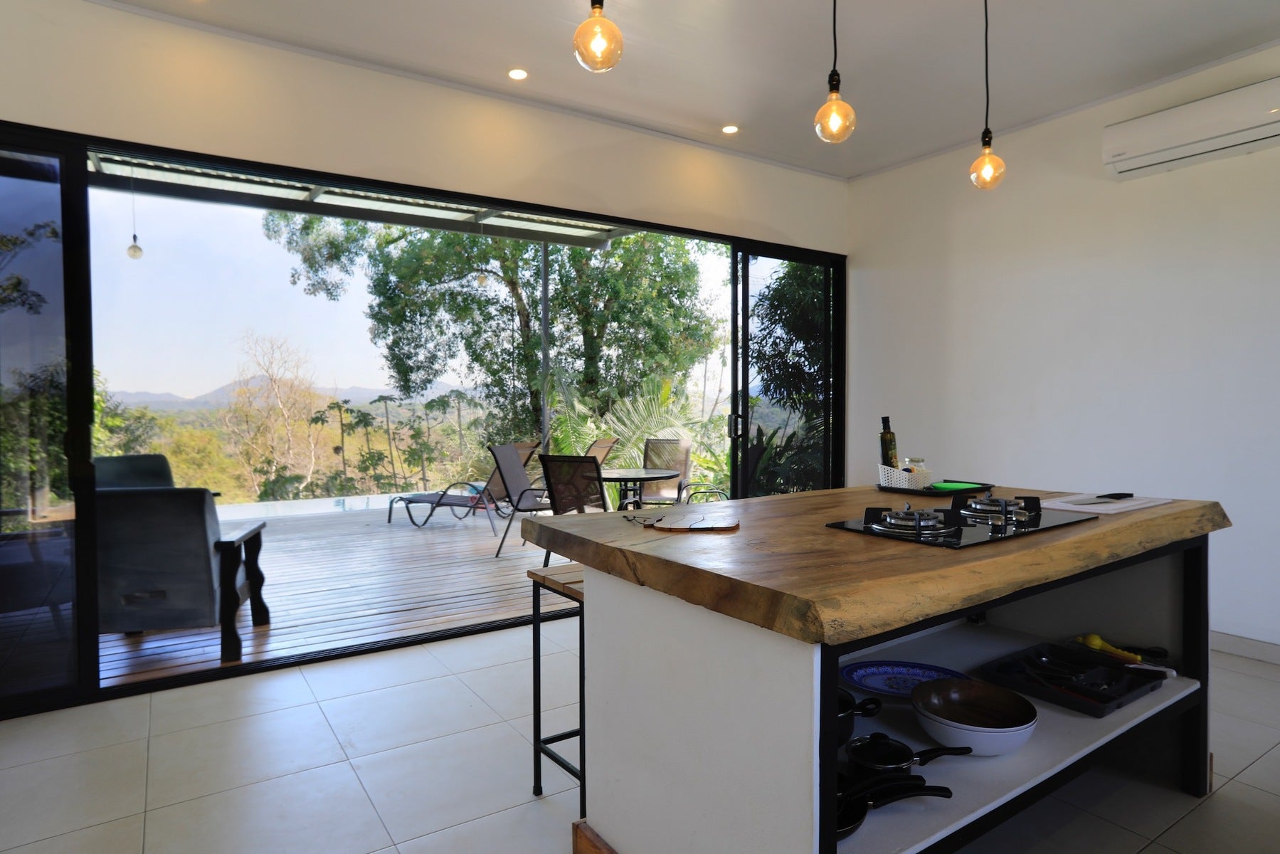 Beautiful Valley View House — photo 7 of 17