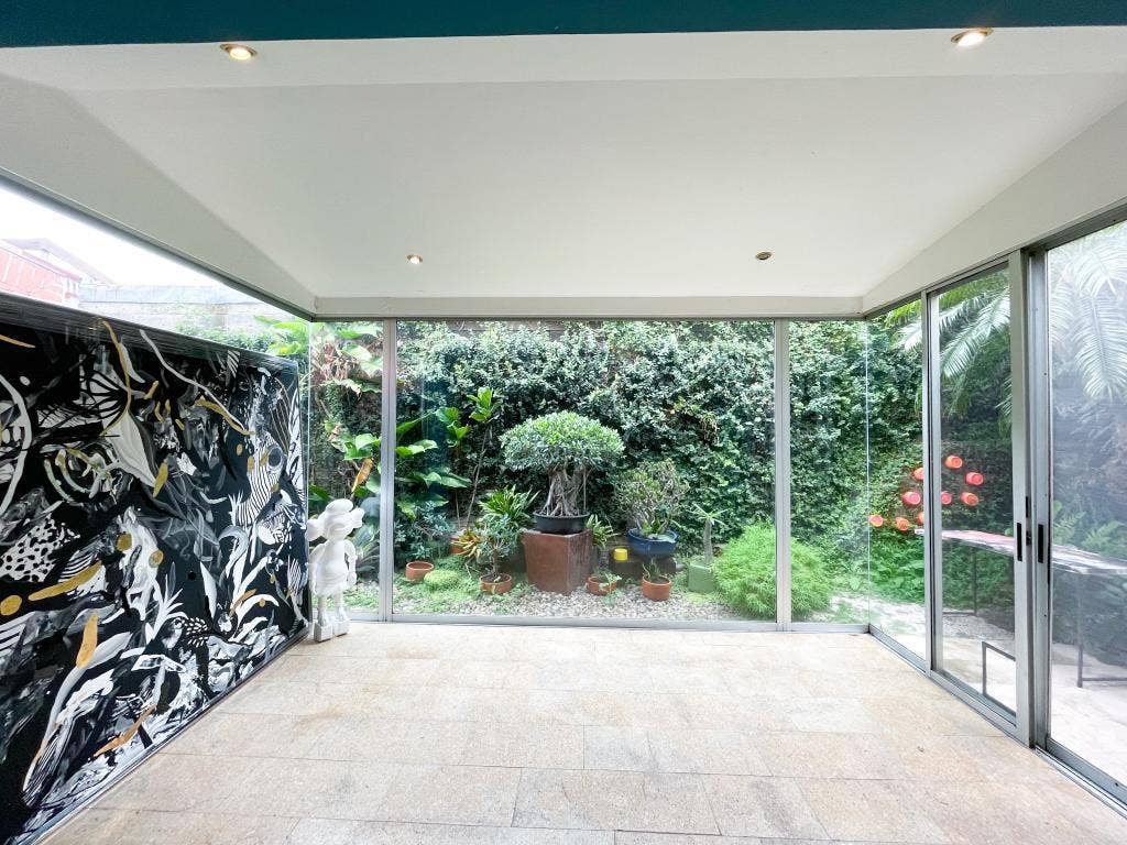 Contemporary Townhouse with Private Garden — photo 14 of 19