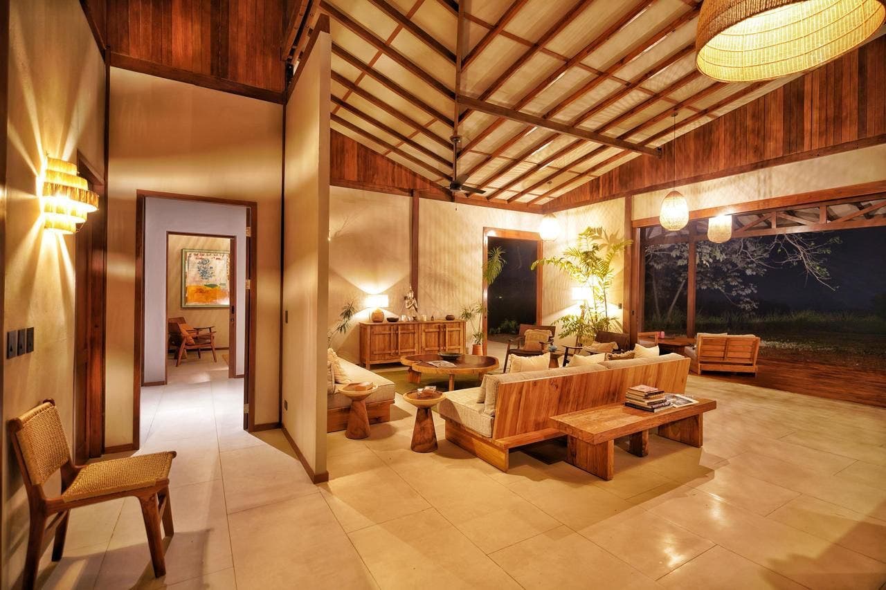 Luxurious Private Estate With a Large Expanse of Green Area — photo 4 of 19