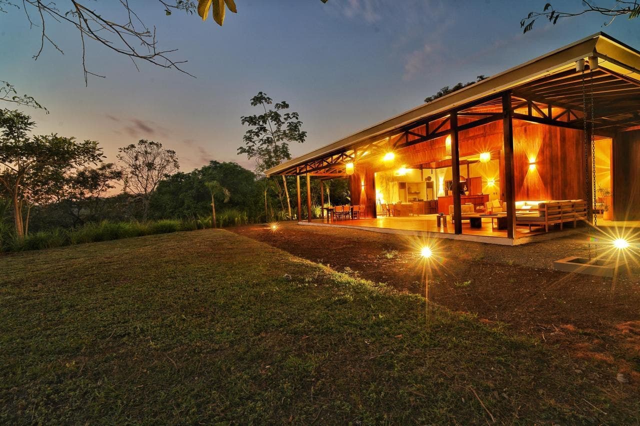 Luxurious Private Estate With a Large Expanse of Green Area — photo 11 of 19