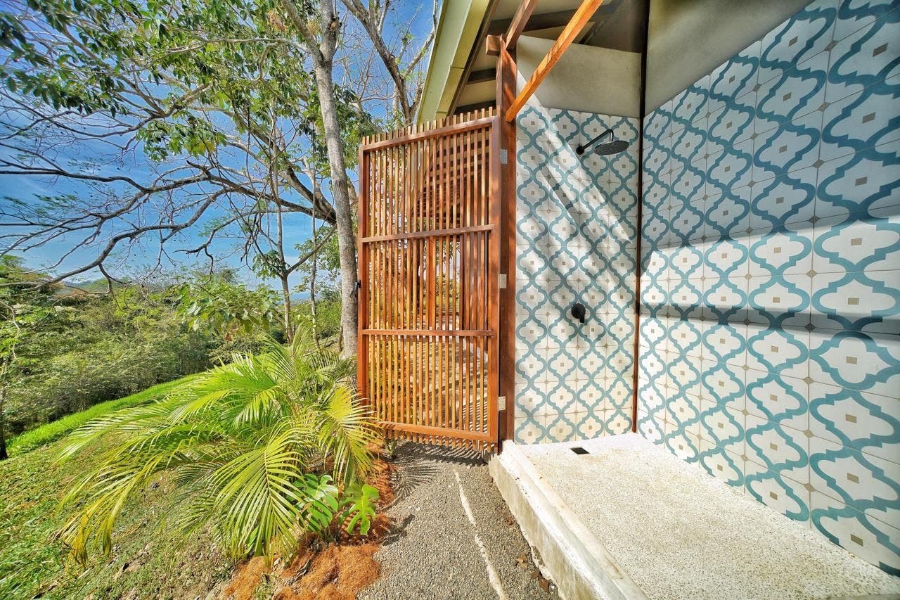 Luxurious Private Estate With a Large Expanse of Green Area — photo 17 of 19