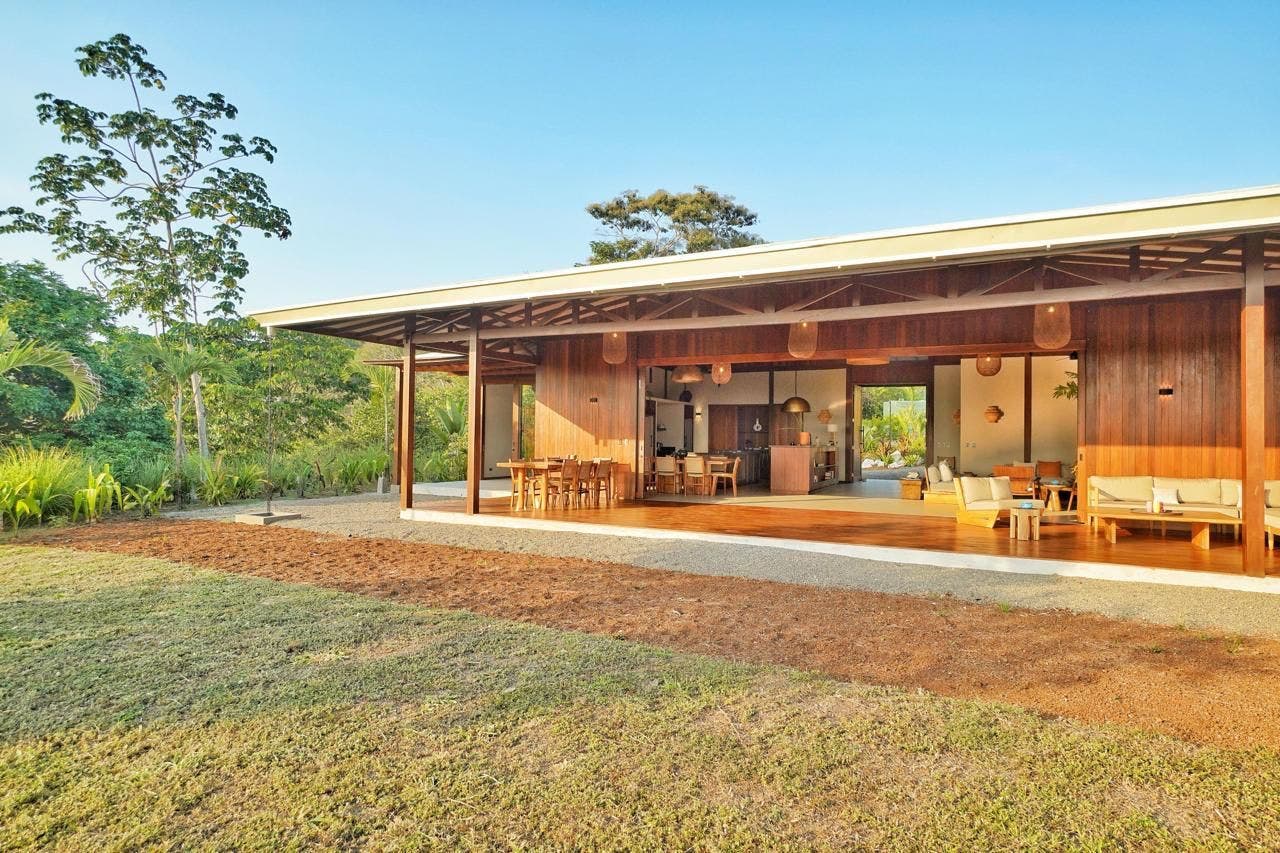 Luxurious Private Estate With a Large Expanse of Green Area — photo 14 of 19