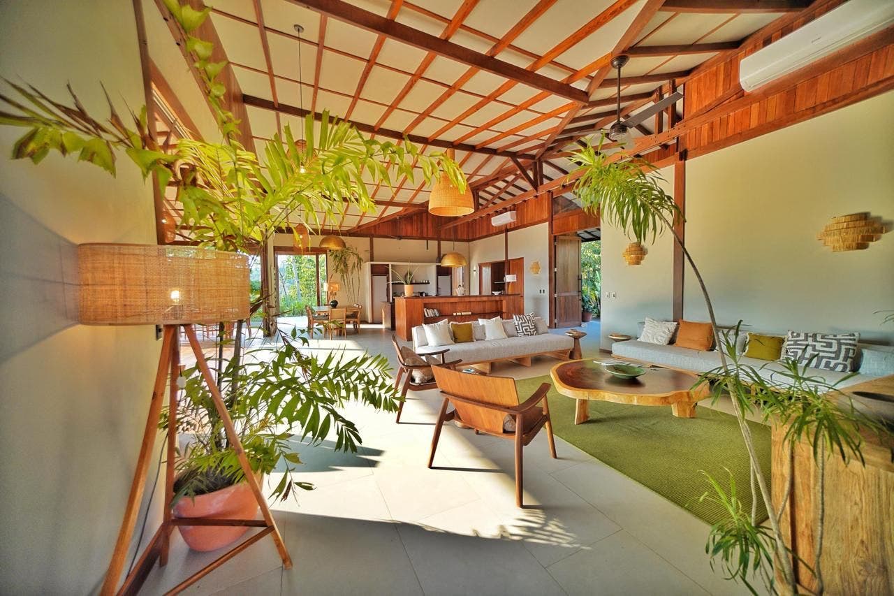 Luxurious Private Estate With a Large Expanse of Green Area — photo 8 of 19