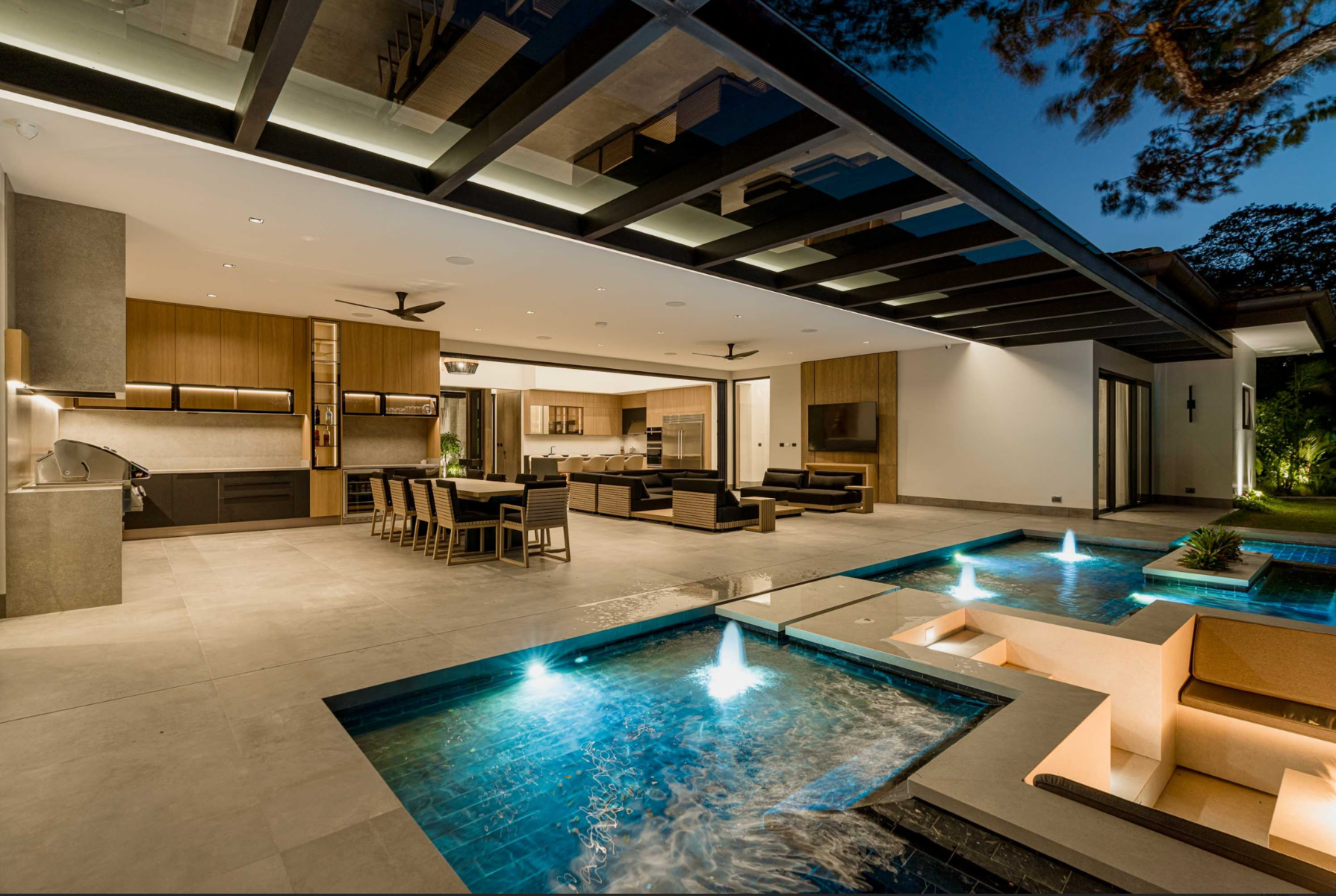 Modern Home with Guest Villa — foto 2 de 19