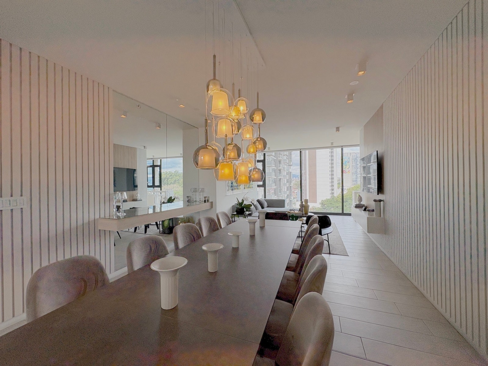 Modern High-Floor Apartment — photo 2 of 19