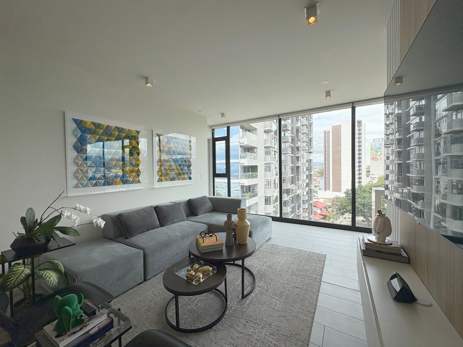 Modern High-Floor Apartment — photo 4 of 19