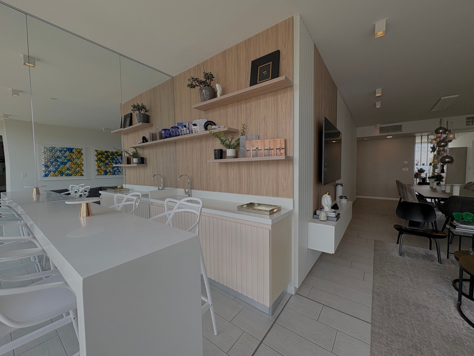 Modern High-Floor Apartment — photo 6 of 19
