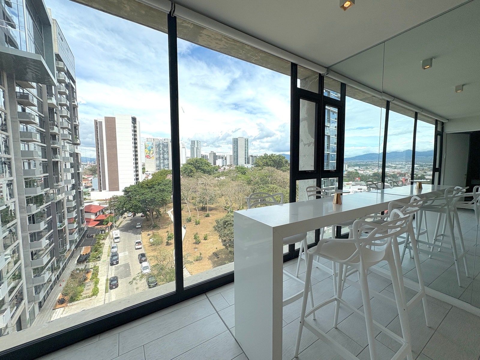 Modern High-Floor Apartment — photo 7 of 19