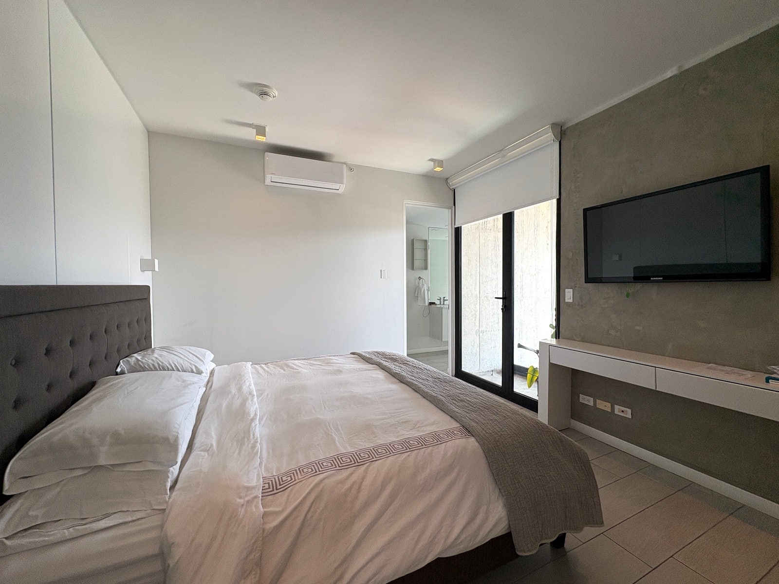 Modern High-Floor Apartment — photo 9 of 19