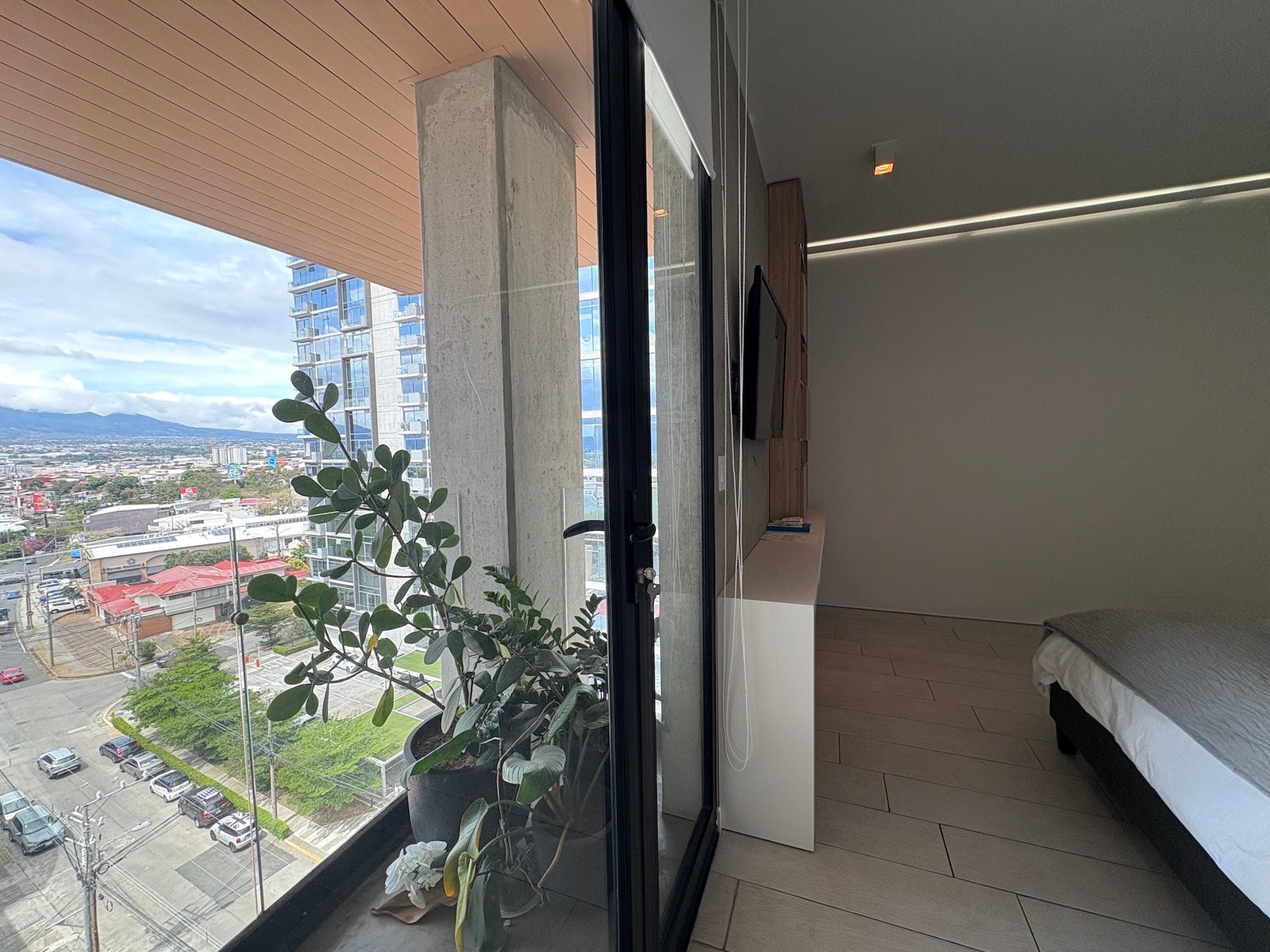 Modern High-Floor Apartment — photo 10 of 19