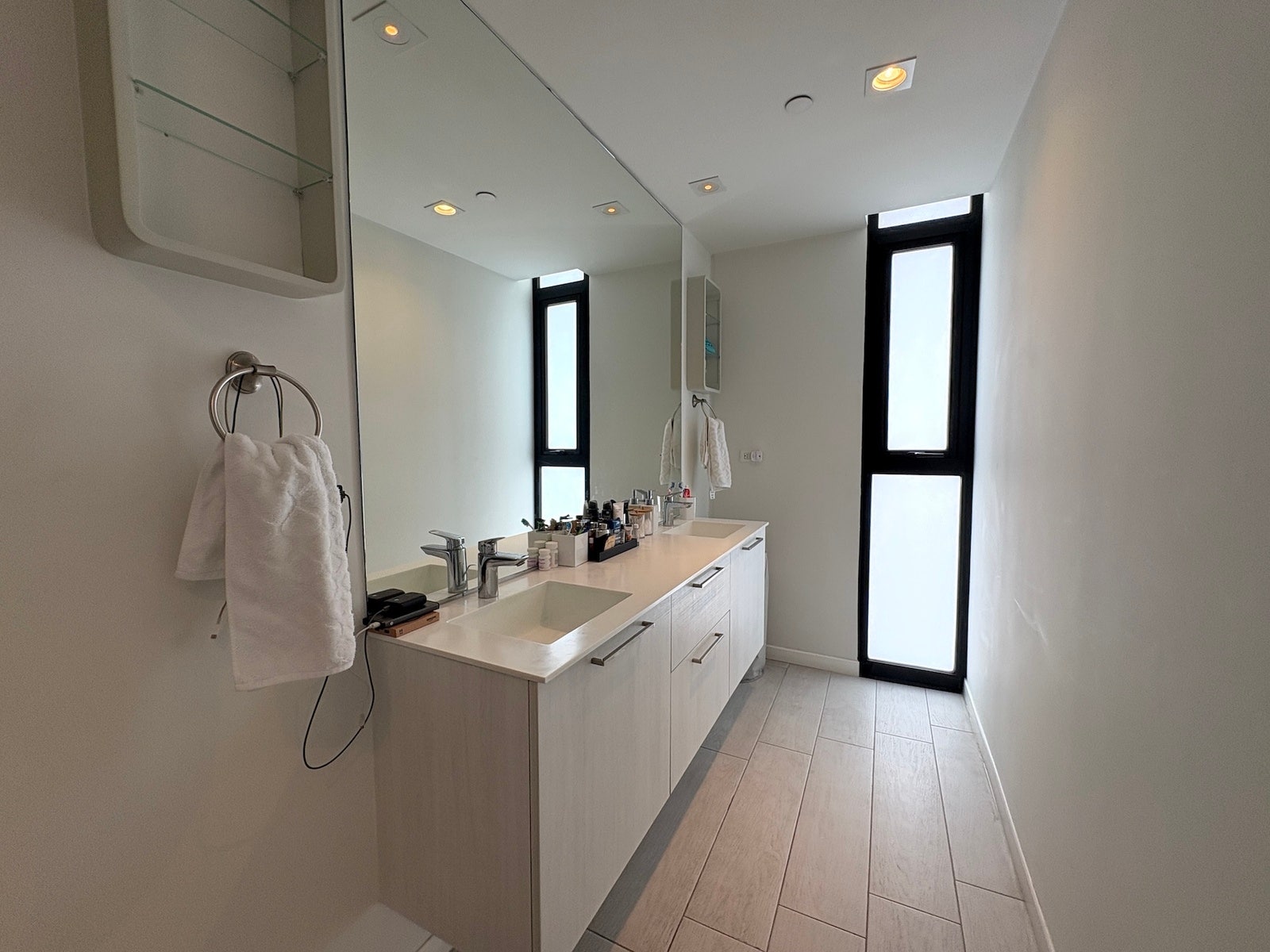 Modern High-Floor Apartment — photo 11 of 19